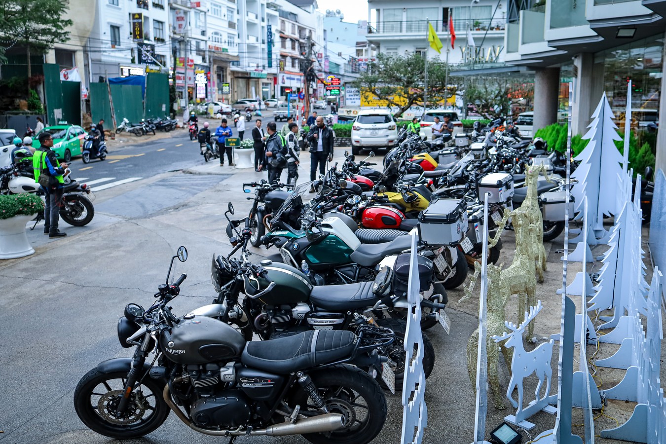 Christmas Charity Ride 2020 – Hành trình thiện nguyện lớn nhất năm 2020 Triumph-Royal-Enfield (1).jpg