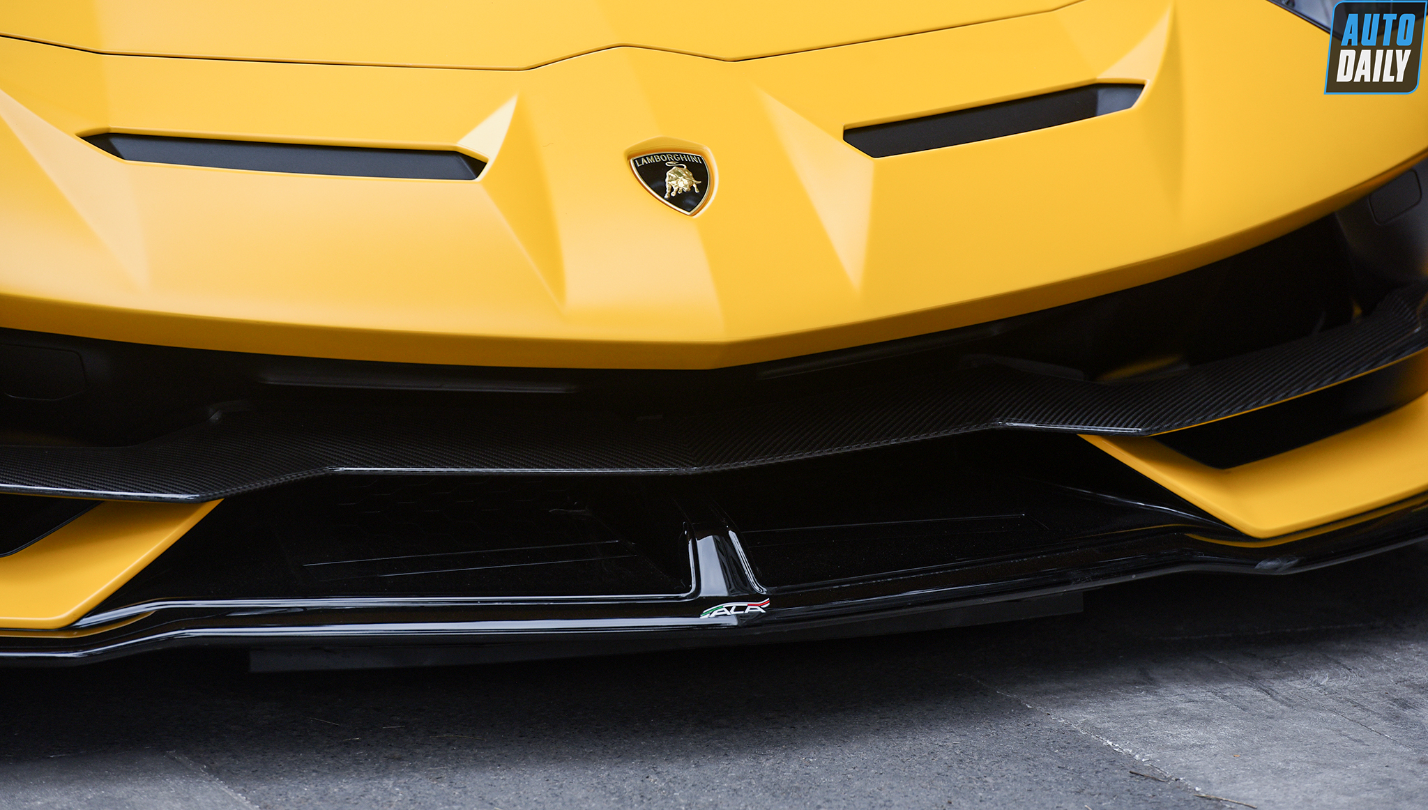 Chùm ảnh Lamborghini Aventador SVJ Roadster đầu tiên lăn bánh tại Việt Nam 24.jpg