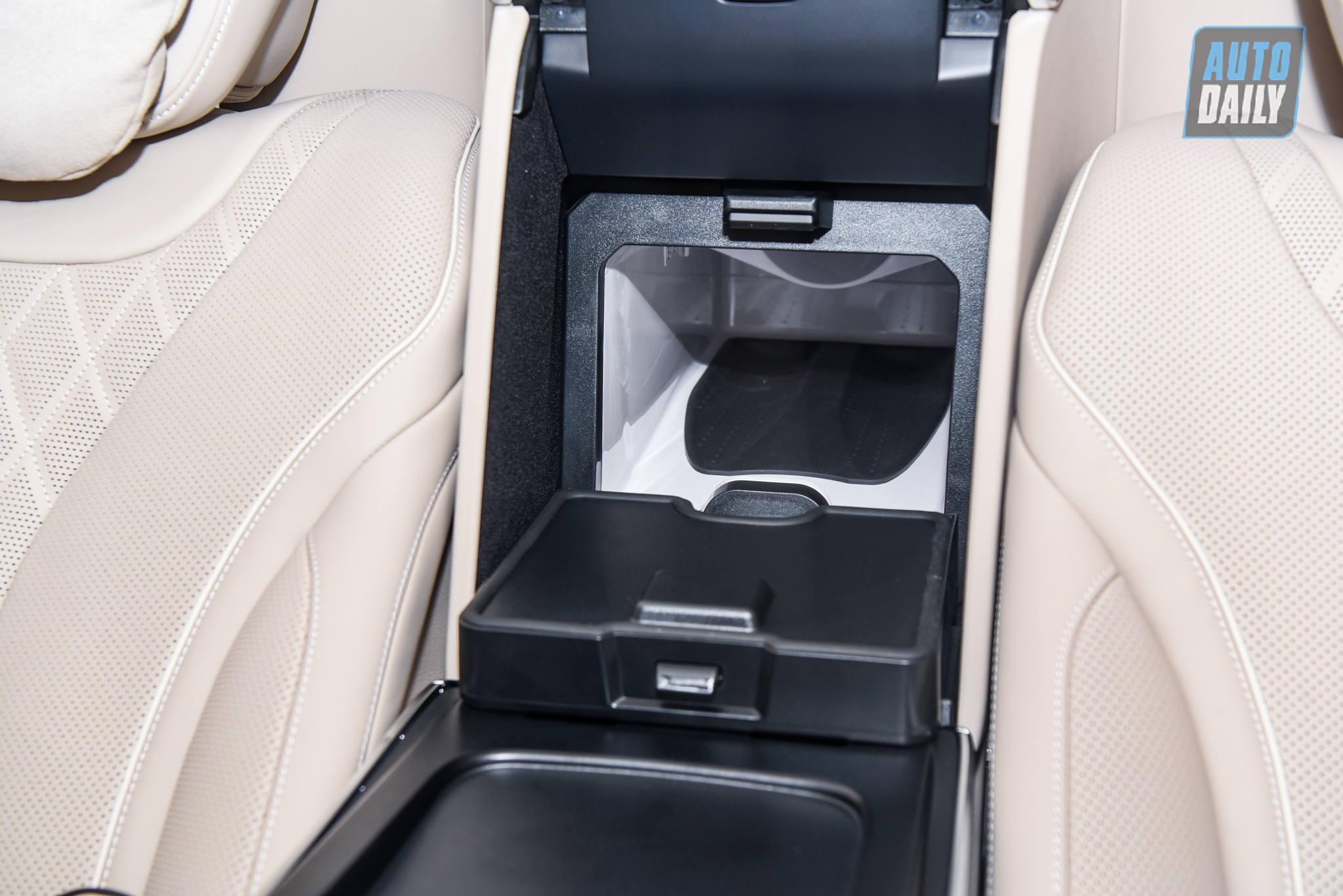 Limousine siêu sang cho 'Chủ tịch' Mercedes-Maybach S650 Pullman đẳng cấp cỡ nào? dsc-0911.jpg