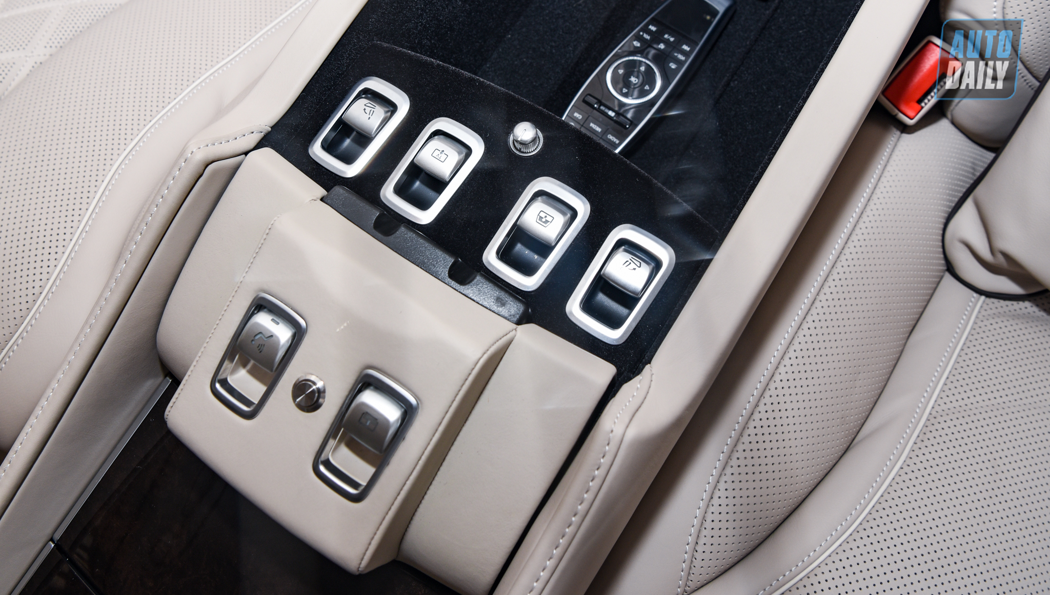 Limousine siêu sang cho 'Chủ tịch' Mercedes-Maybach S650 Pullman đẳng cấp cỡ nào? dsc-0916.jpg