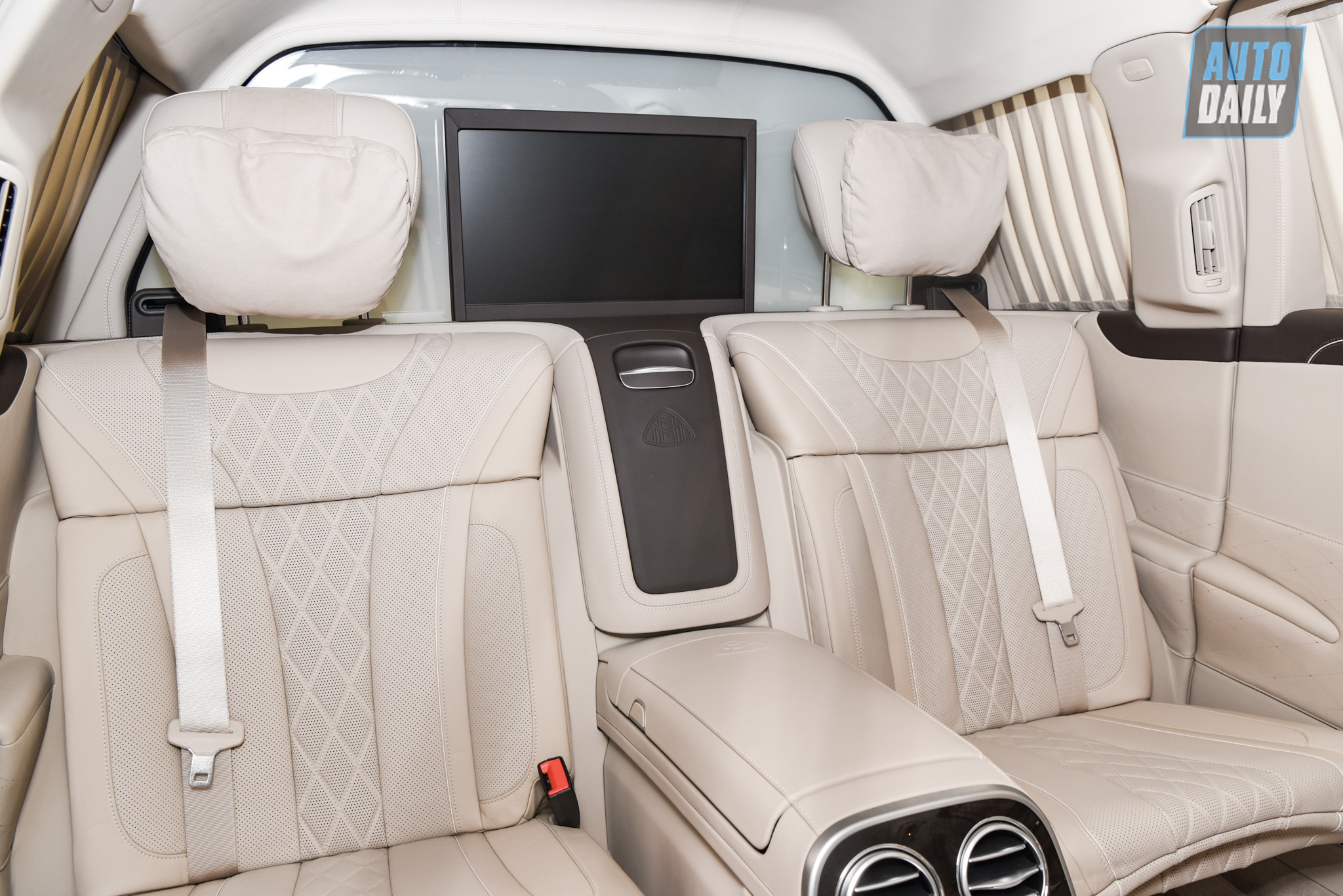 Limousine siêu sang cho 'Chủ tịch' Mercedes-Maybach S650 Pullman đẳng cấp cỡ nào? dsc-0961.jpg
