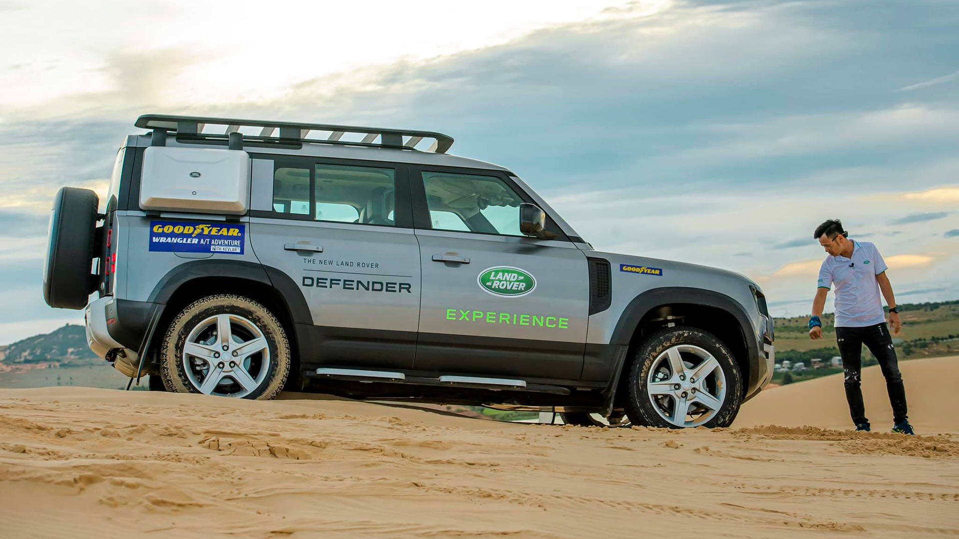 Trải nghiệm Land Rover Defender 2021 - Lên rừng, xuống biển