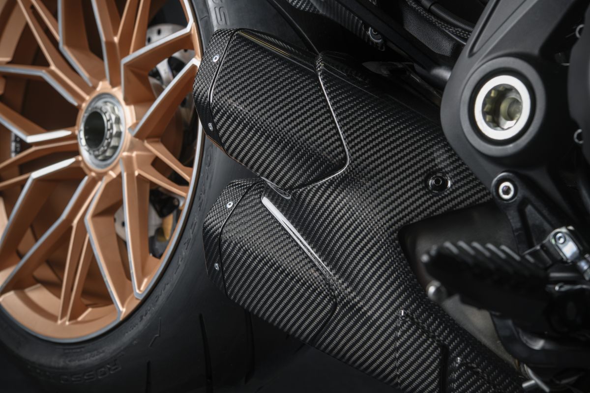 Ducati-Diavel-1260-Lamborghini-2020%20(17).jpg