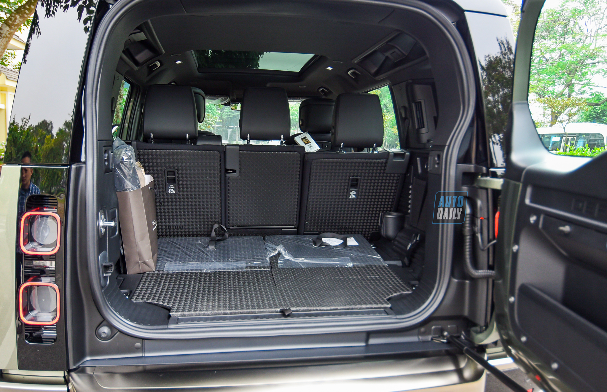 Ảnh chi tiết Land Rover Defender 110 X giá từ 6,31 tỷ tại Việt Nam 25.jpg