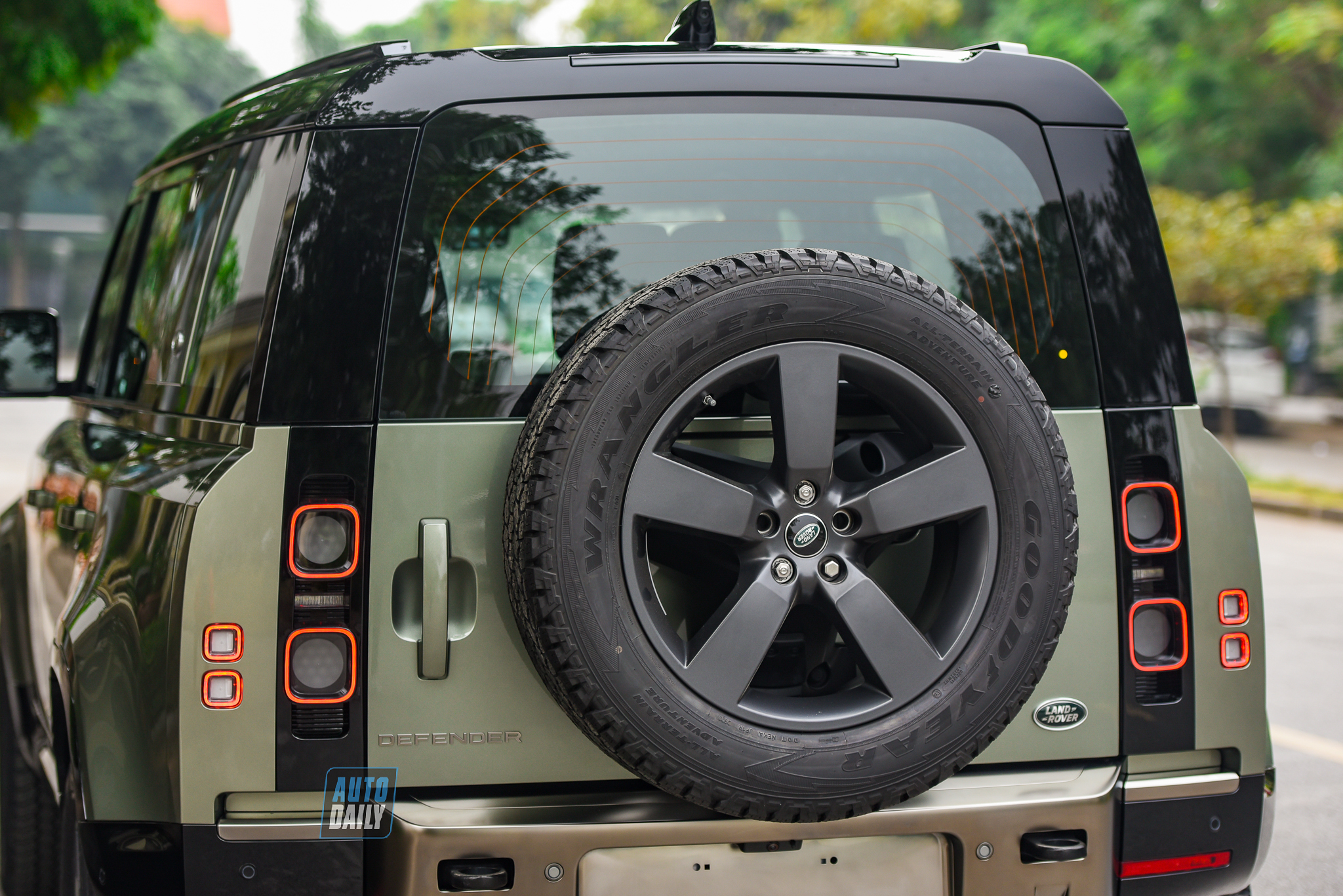 Ảnh chi tiết Land Rover Defender 110 X giá từ 6,31 tỷ tại Việt Nam 3-0.jpg