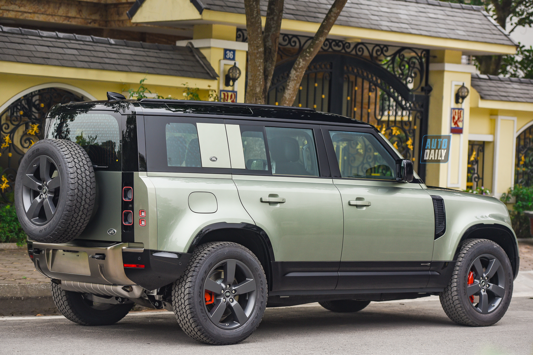 Ảnh chi tiết Land Rover Defender 110 X giá từ 6,31 tỷ tại Việt Nam 32.jpg