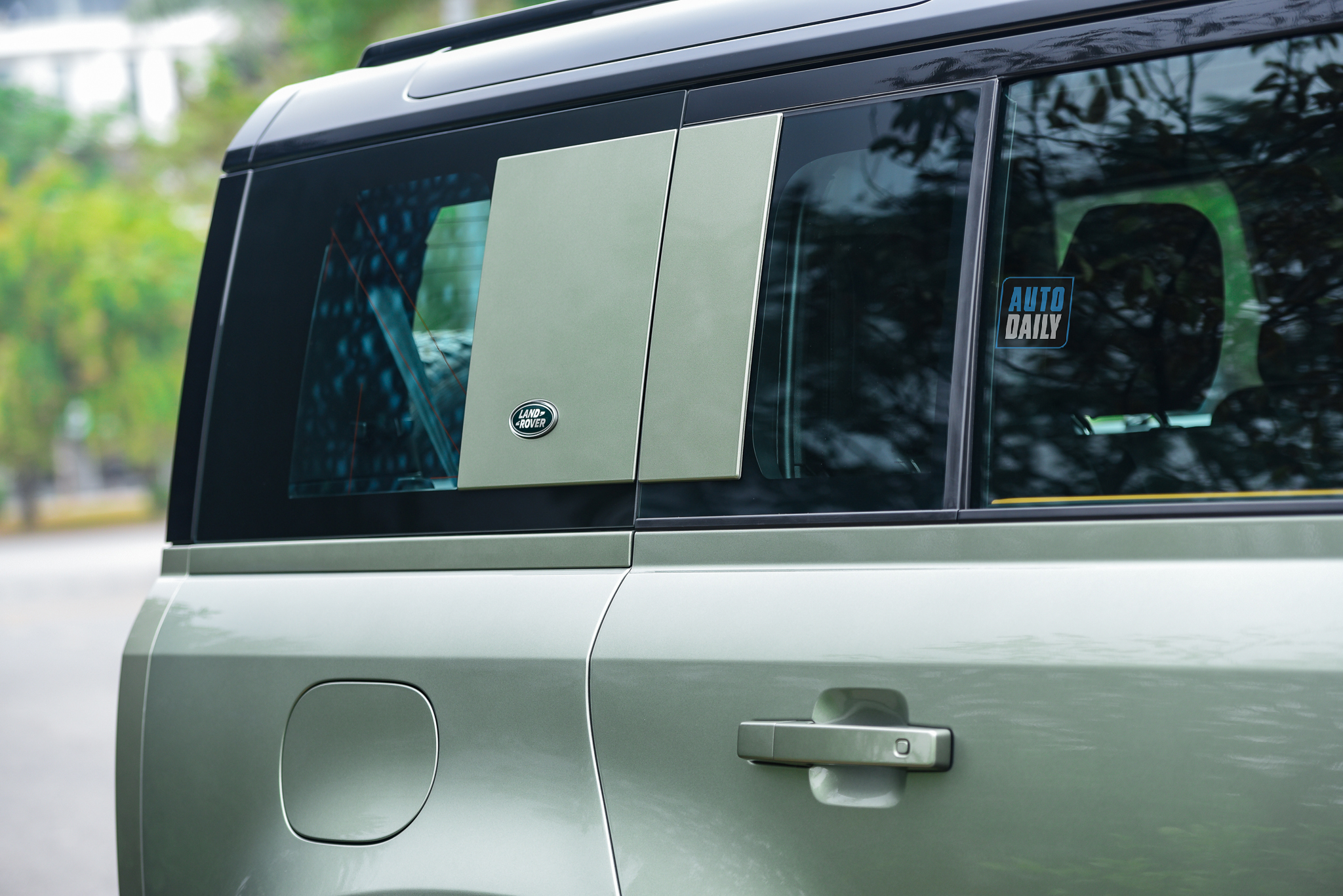 Ảnh chi tiết Land Rover Defender 110 X giá từ 6,31 tỷ tại Việt Nam 39.jpg