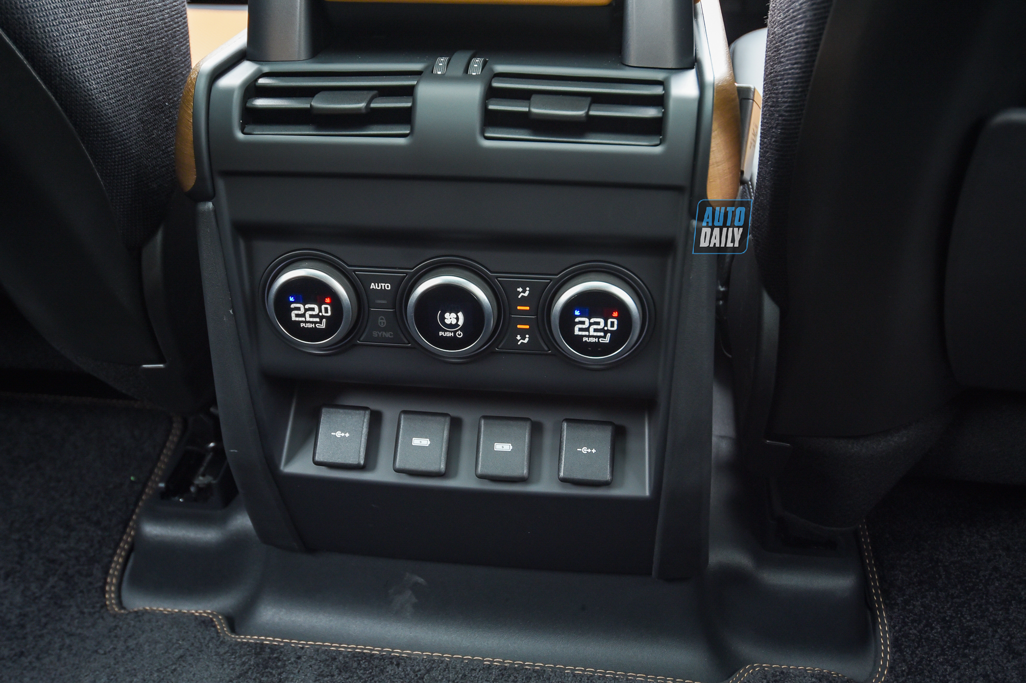 Ảnh chi tiết Land Rover Defender 110 X giá từ 6,31 tỷ tại Việt Nam 5.jpg