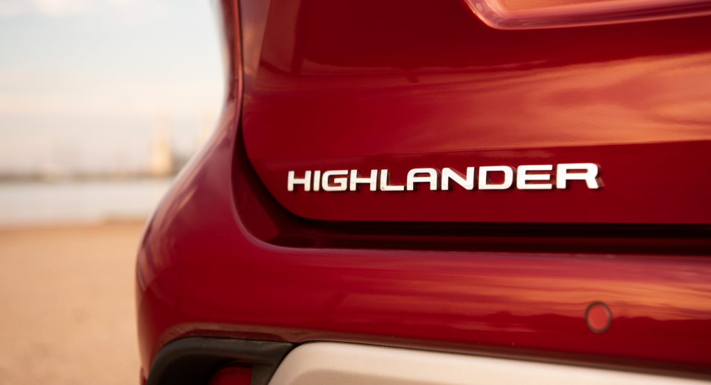 Toyota Highlander sắp có thêm phiên bản sang chảnh và đỉnh cao hơn? 2020-toyota-highlander-platinum-hybrid-awd-ruby-flare-pearl-021-2-1024x555.jpg