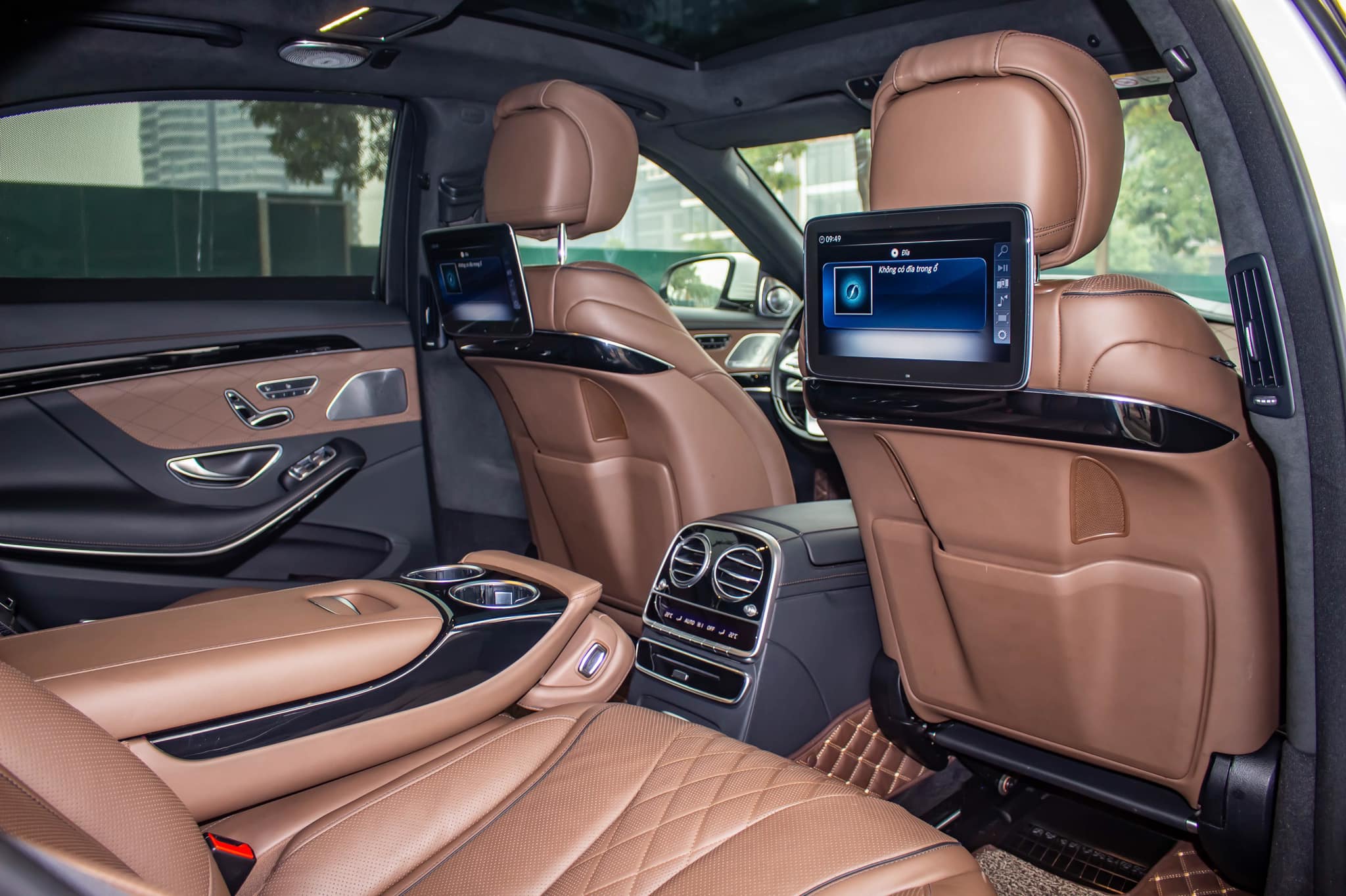 Ca sĩ Tuấn Hưng, MC Trấn Thành đồng loạt bán Mercedes-Benz S450 L 134655976-10222217906251868-3093351429581341166-o.jpg