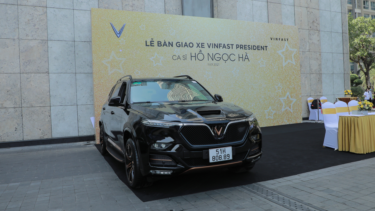 Chùm ảnh Hồ Ngọc Hà - Kim Lý nhận xe VinFast President giá 4,6 tỷ v1.jpg