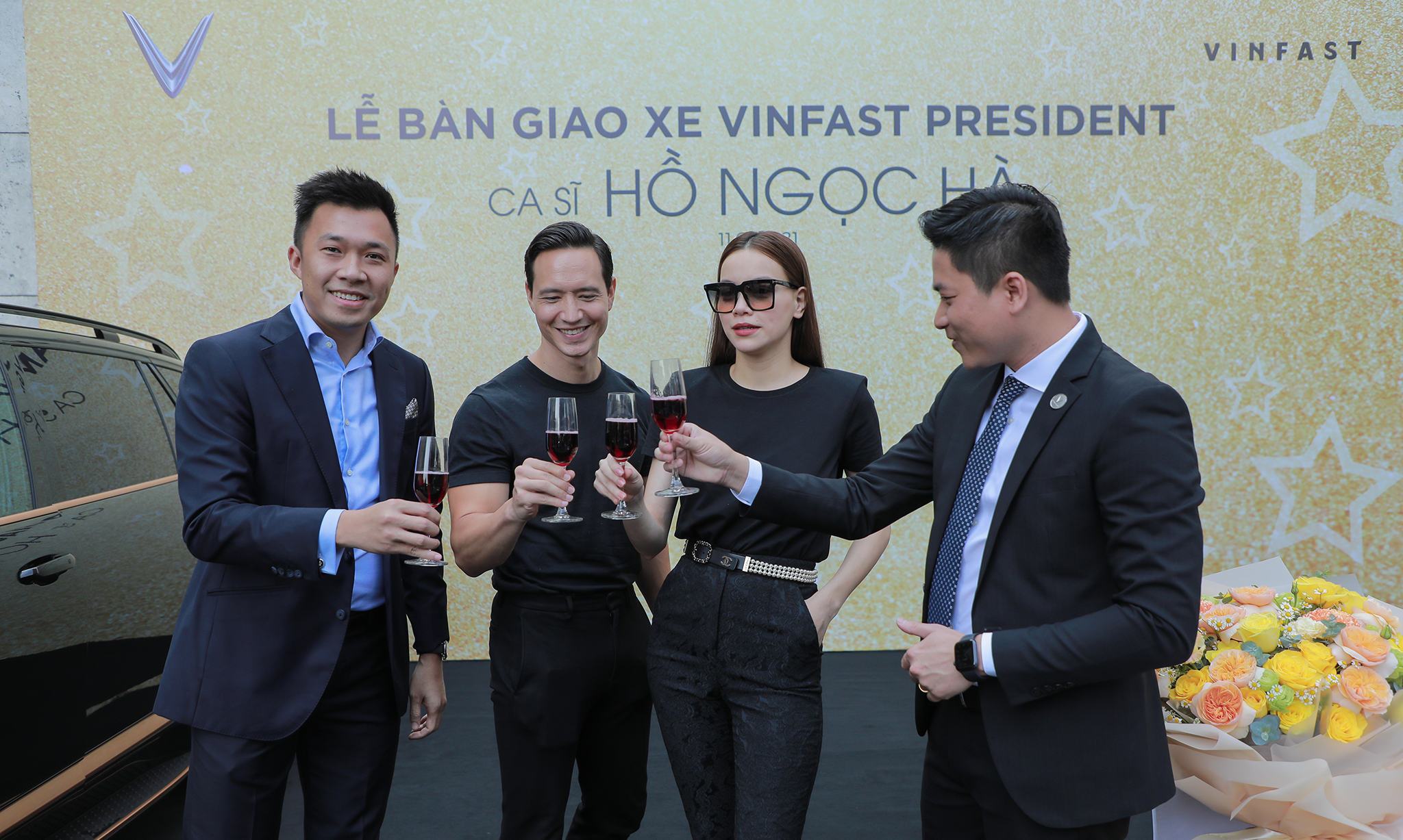 Chùm ảnh Hồ Ngọc Hà - Kim Lý nhận xe VinFast President giá 4,6 tỷ v10.jpg