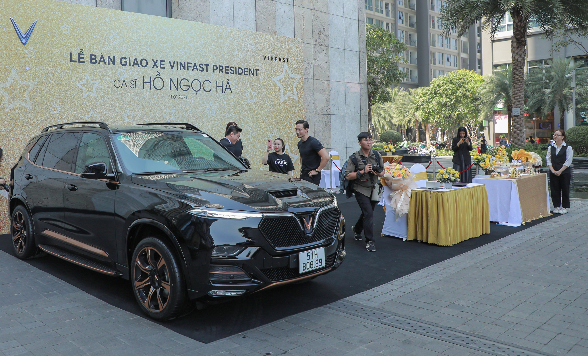 Chùm ảnh Hồ Ngọc Hà - Kim Lý nhận xe VinFast President giá 4,6 tỷ v11.jpg