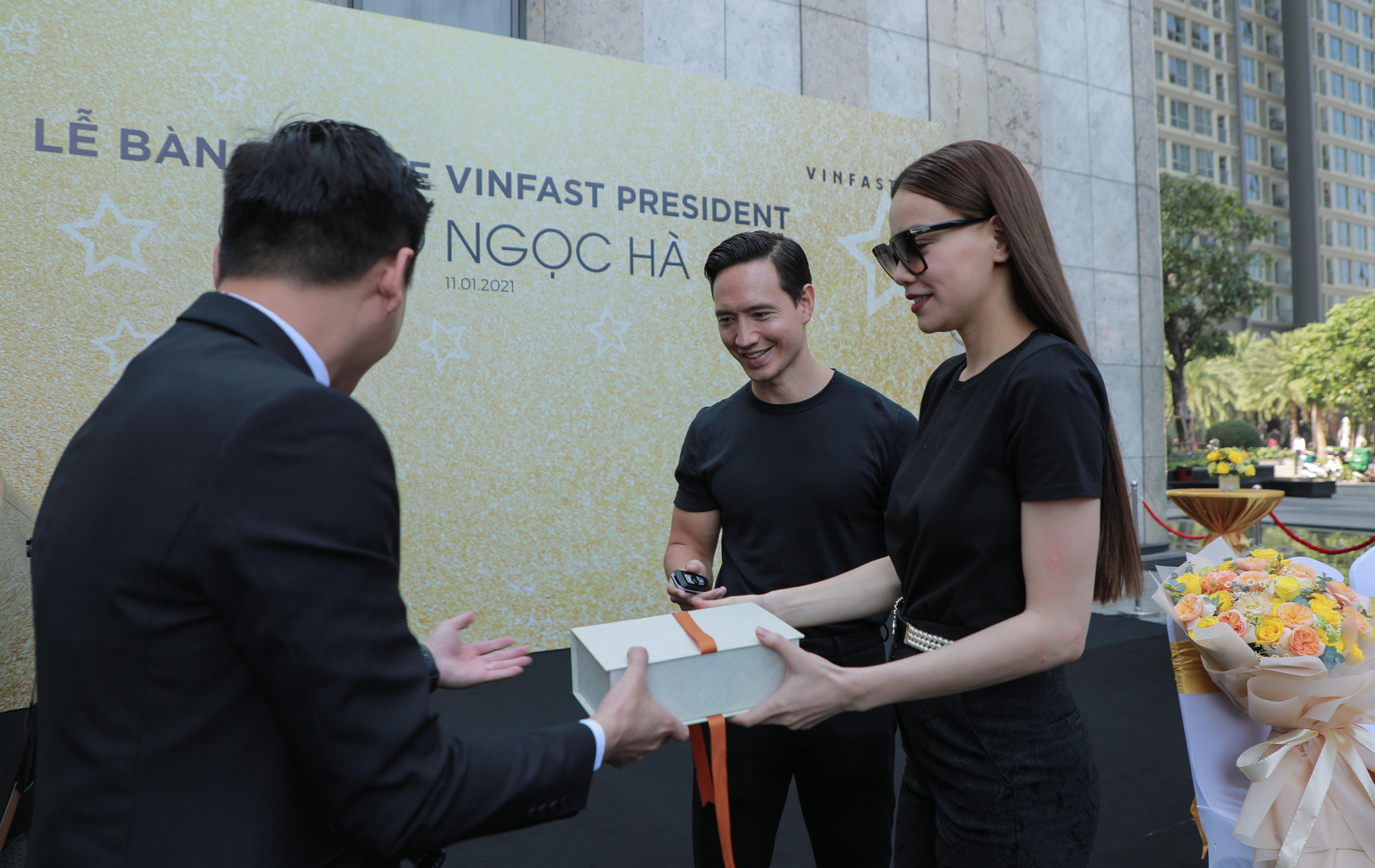 Chùm ảnh Hồ Ngọc Hà - Kim Lý nhận xe VinFast President giá 4,6 tỷ v13.jpg