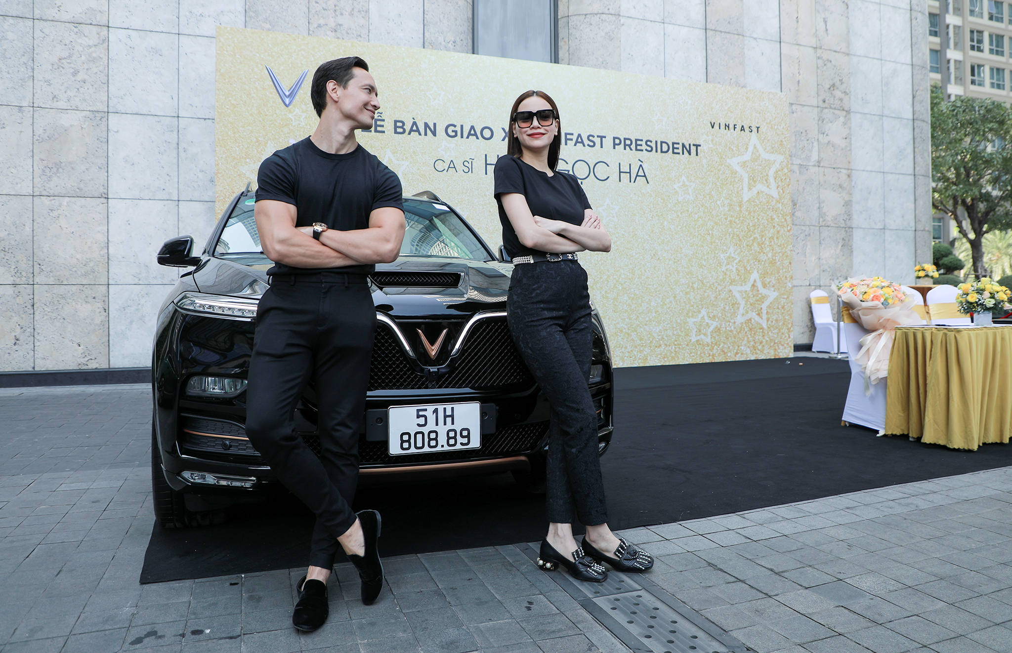 Chùm ảnh Hồ Ngọc Hà - Kim Lý nhận xe VinFast President giá 4,6 tỷ v16.jpg