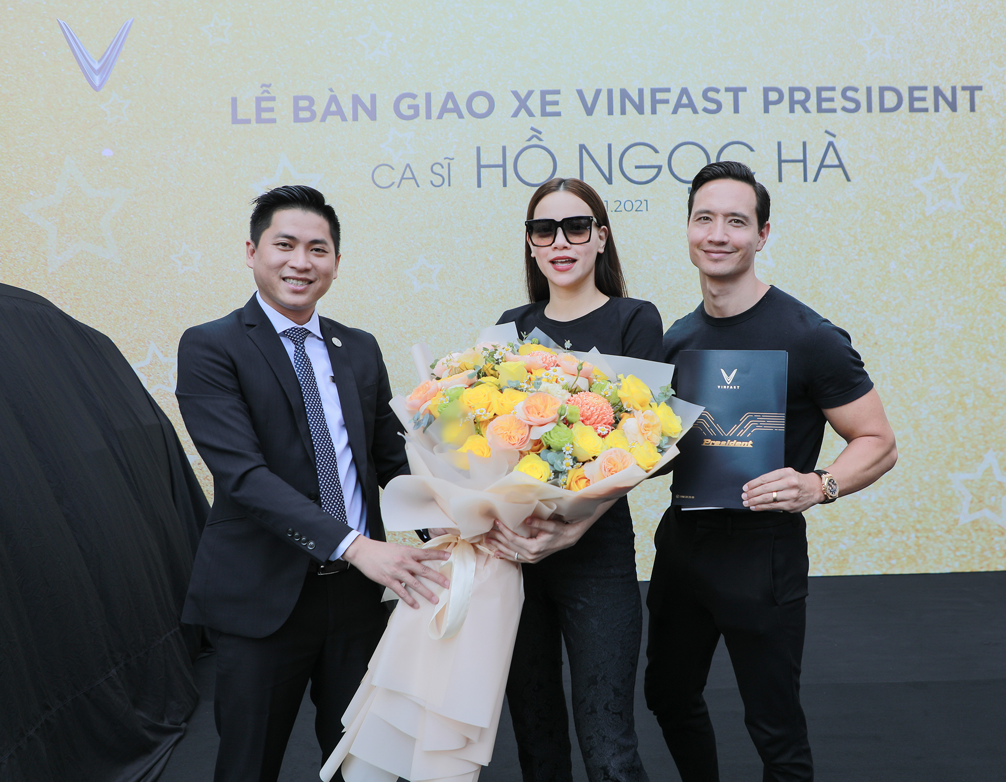 Chùm ảnh Hồ Ngọc Hà - Kim Lý nhận xe VinFast President giá 4,6 tỷ v17.jpg