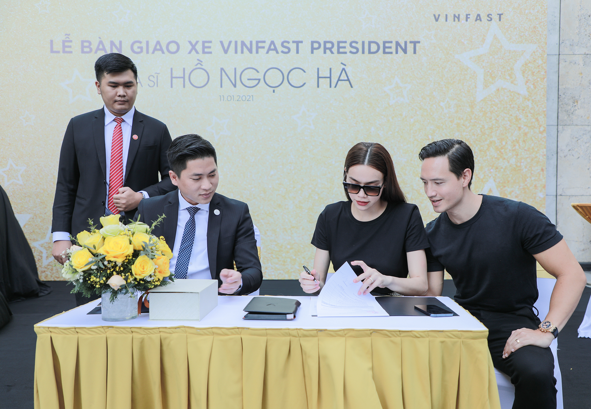 Chùm ảnh Hồ Ngọc Hà - Kim Lý nhận xe VinFast President giá 4,6 tỷ v19.jpg