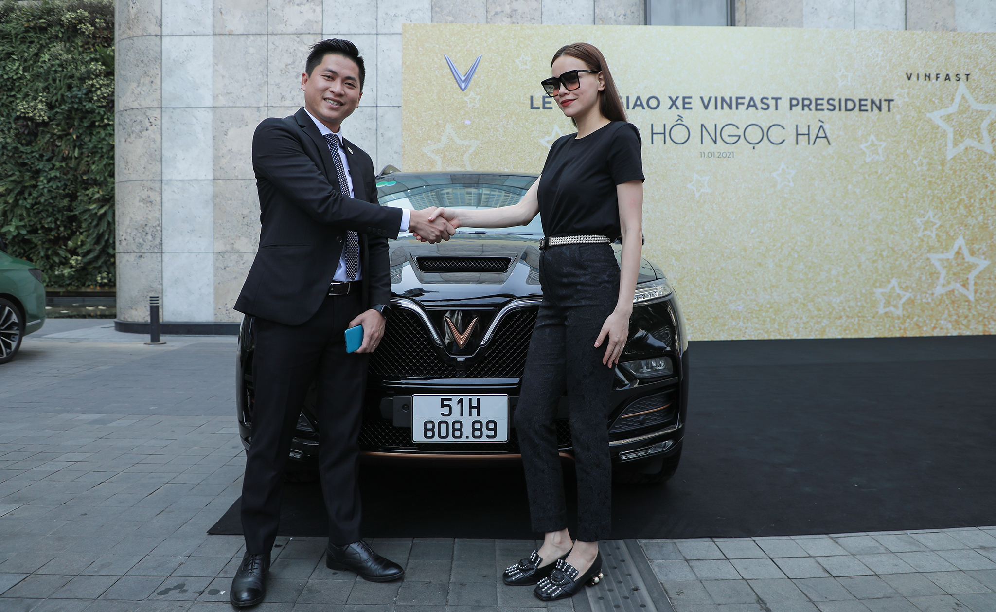 Chùm ảnh Hồ Ngọc Hà - Kim Lý nhận xe VinFast President giá 4,6 tỷ v2.jpg