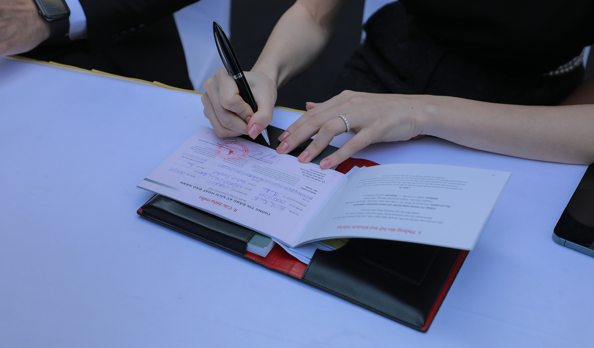 Chùm ảnh Hồ Ngọc Hà - Kim Lý nhận xe VinFast President giá 4,6 tỷ v20.jpg