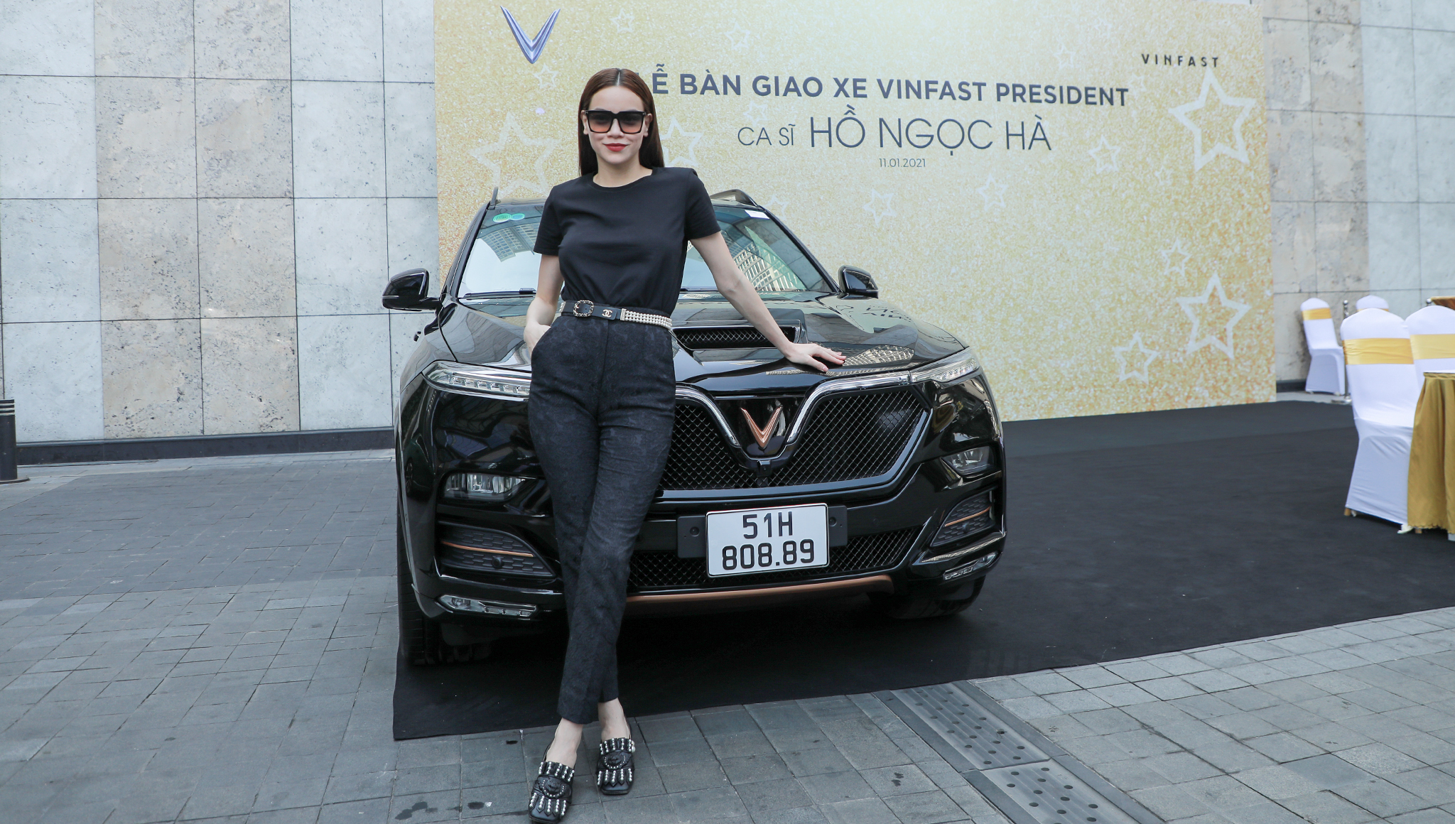 Chùm ảnh Hồ Ngọc Hà - Kim Lý nhận xe VinFast President giá 4,6 tỷ