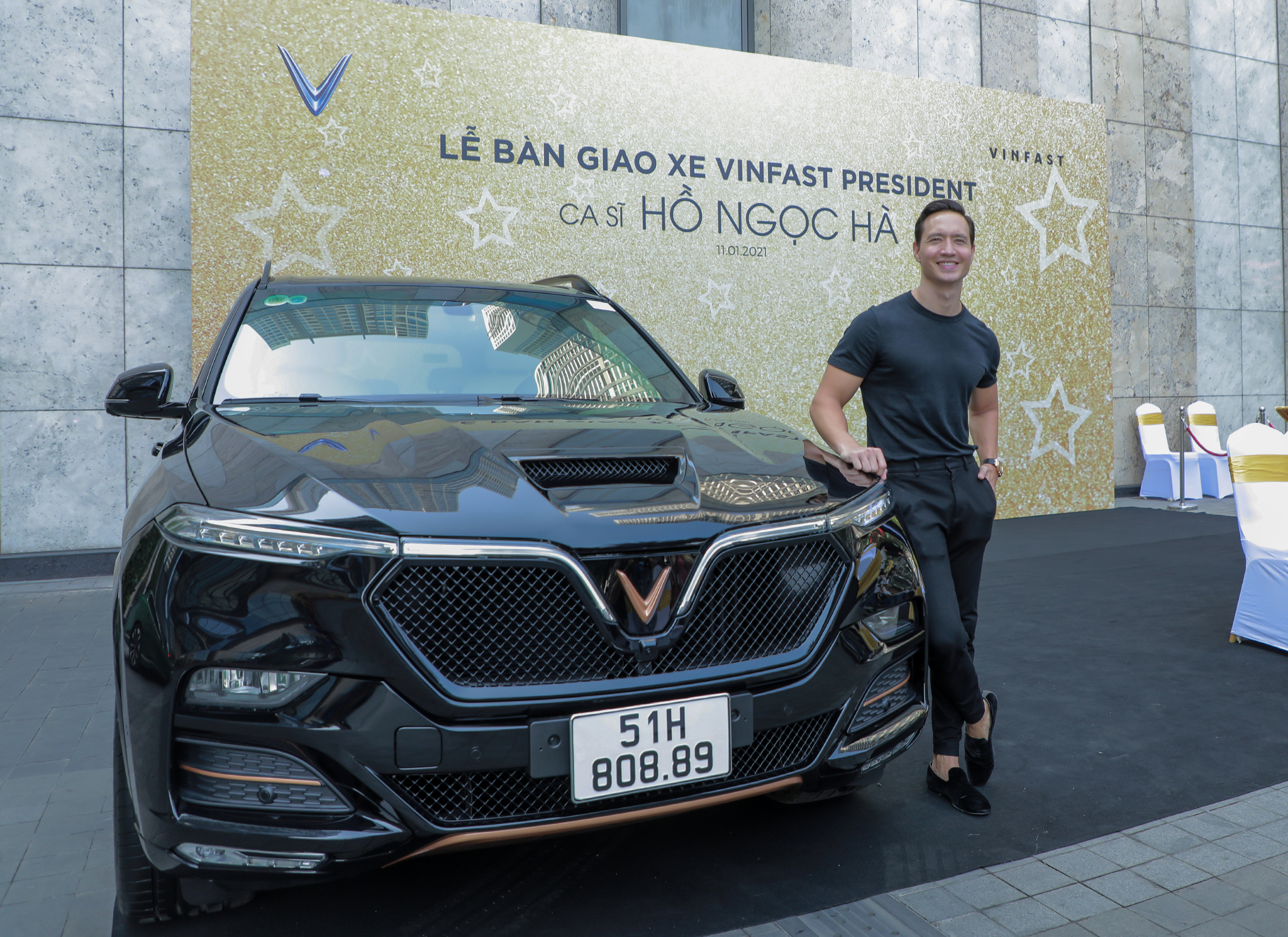 Chùm ảnh Hồ Ngọc Hà - Kim Lý nhận xe VinFast President giá 4,6 tỷ v7.jpg