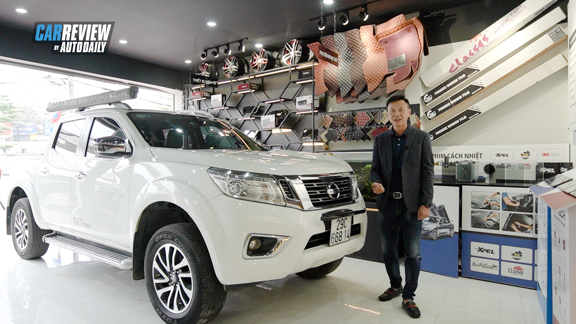 Lê Hùng đi chọn màn hình ô tô thông minh cho "chiến binh" Nissan Navara