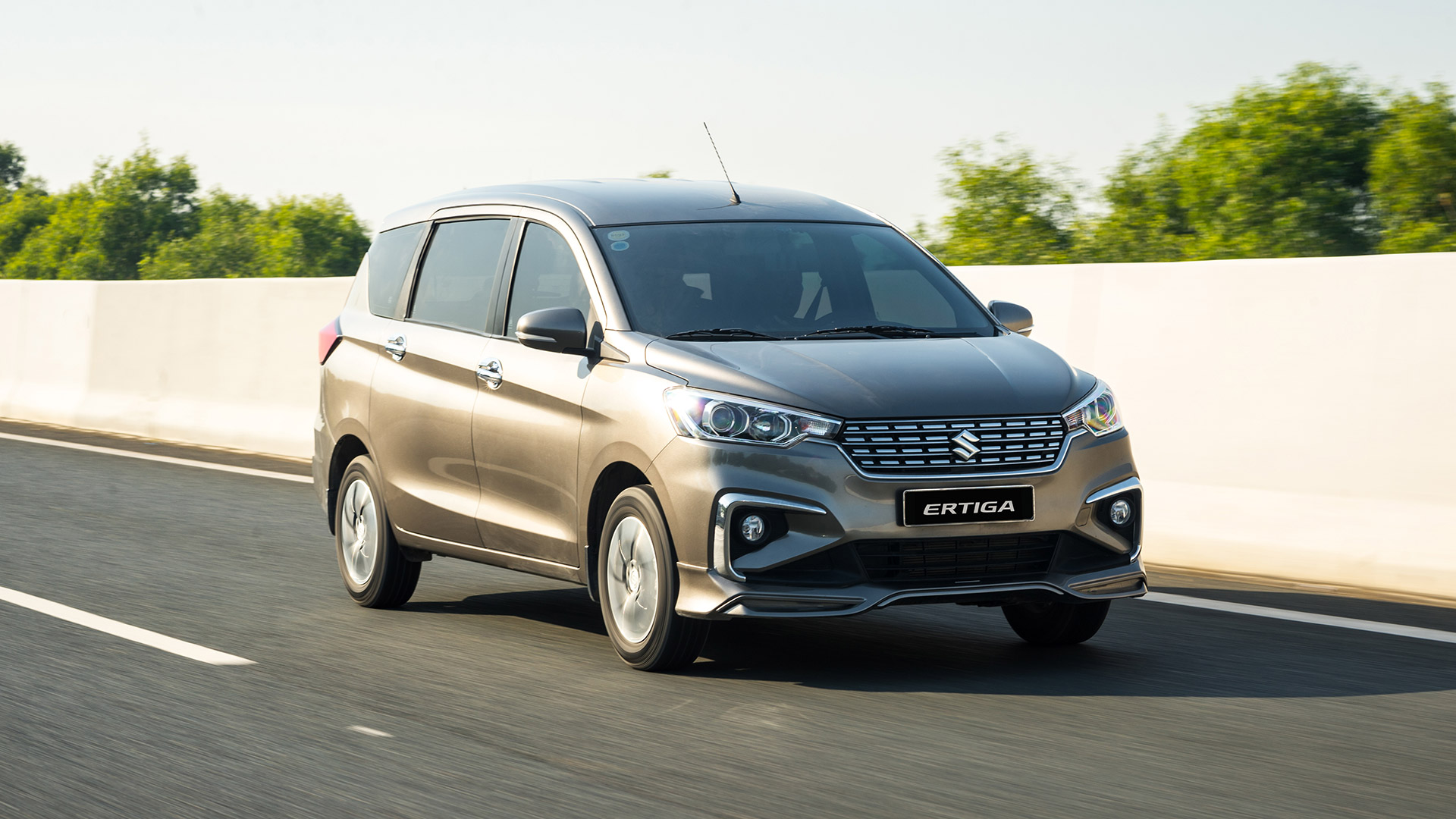 Lọt top 10 thương hiệu ô tô người Việt ưa chuộng nhất 2020, Suzuki ưu đãi lớn khách hàng suzuki-ertiga.jpg