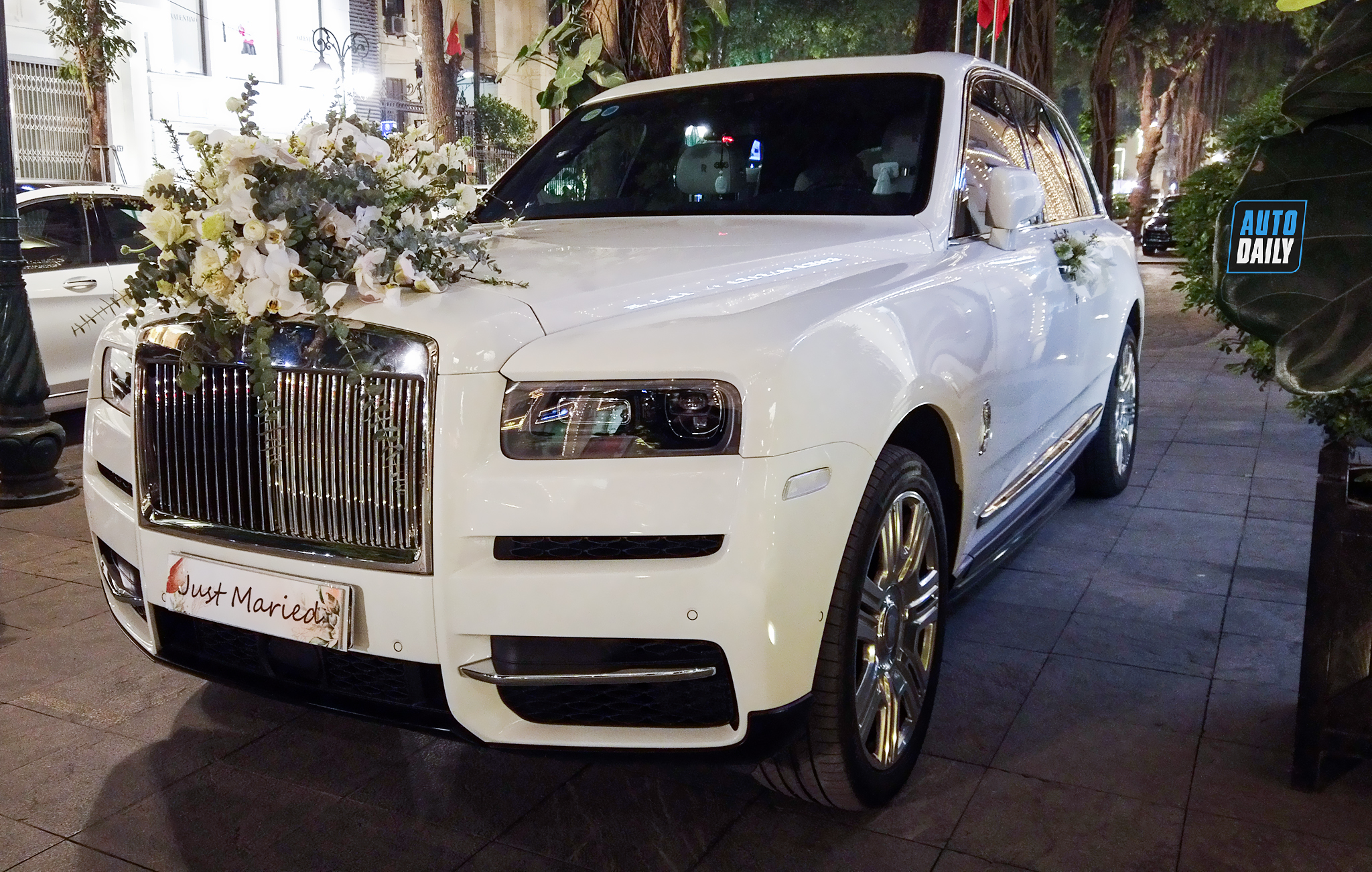 Rolls-Royce Cullinan và dàn xe hoa hoành tráng trong đám cưới tại ...