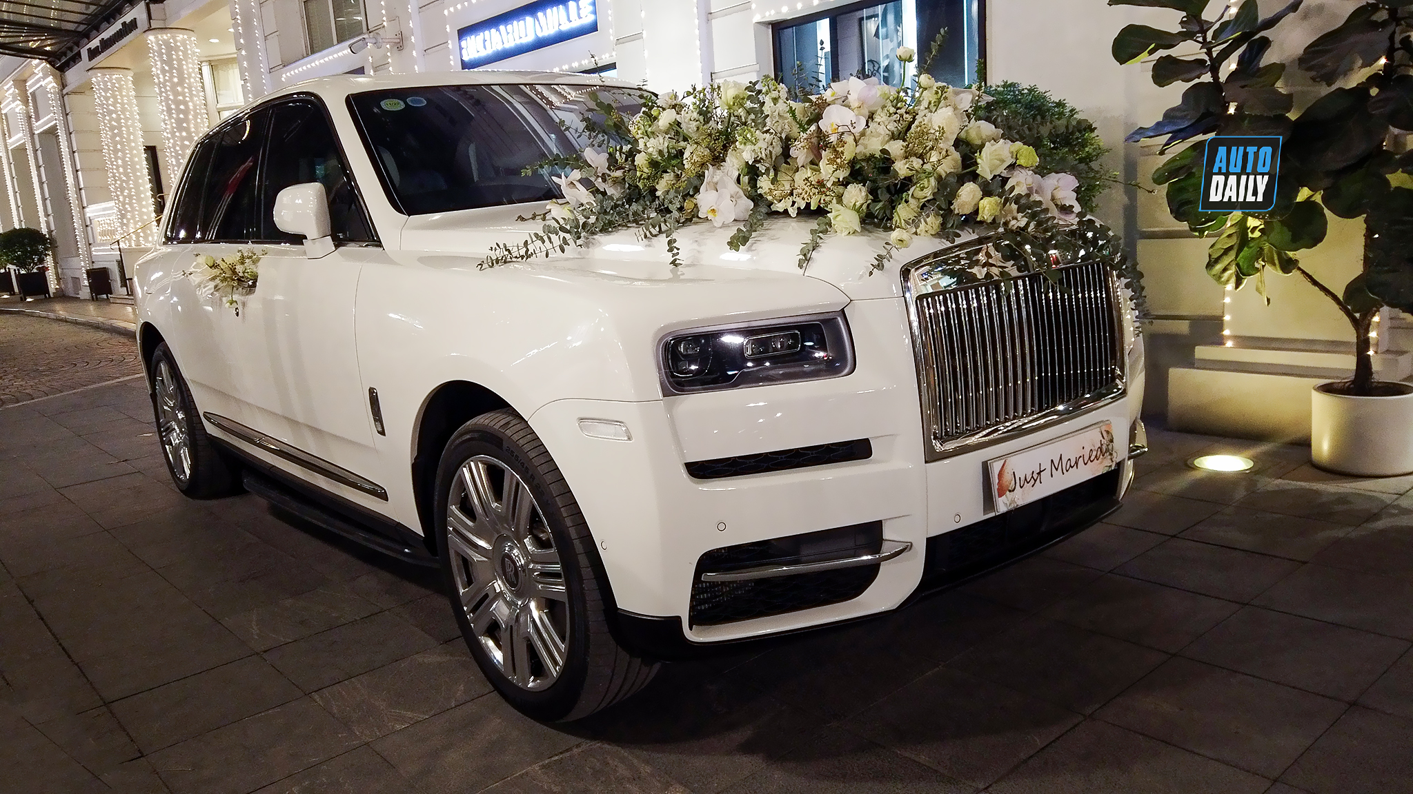 Rolls-Royce Cullinan và dàn xe hoa hoành tráng trong đám cưới tại Hà Nội