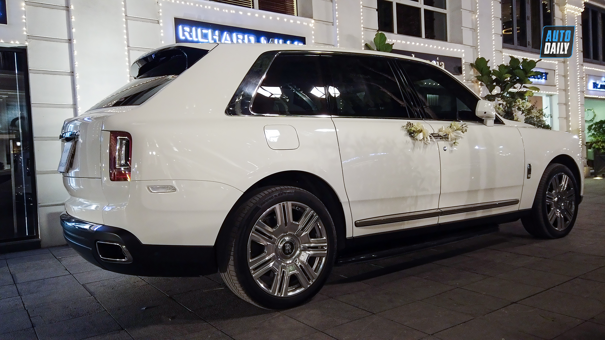 Rolls-Royce Cullinan và dàn xe hoa hoành tráng trong đám cưới tại Hà Nội dam-cuoi-17.jpg