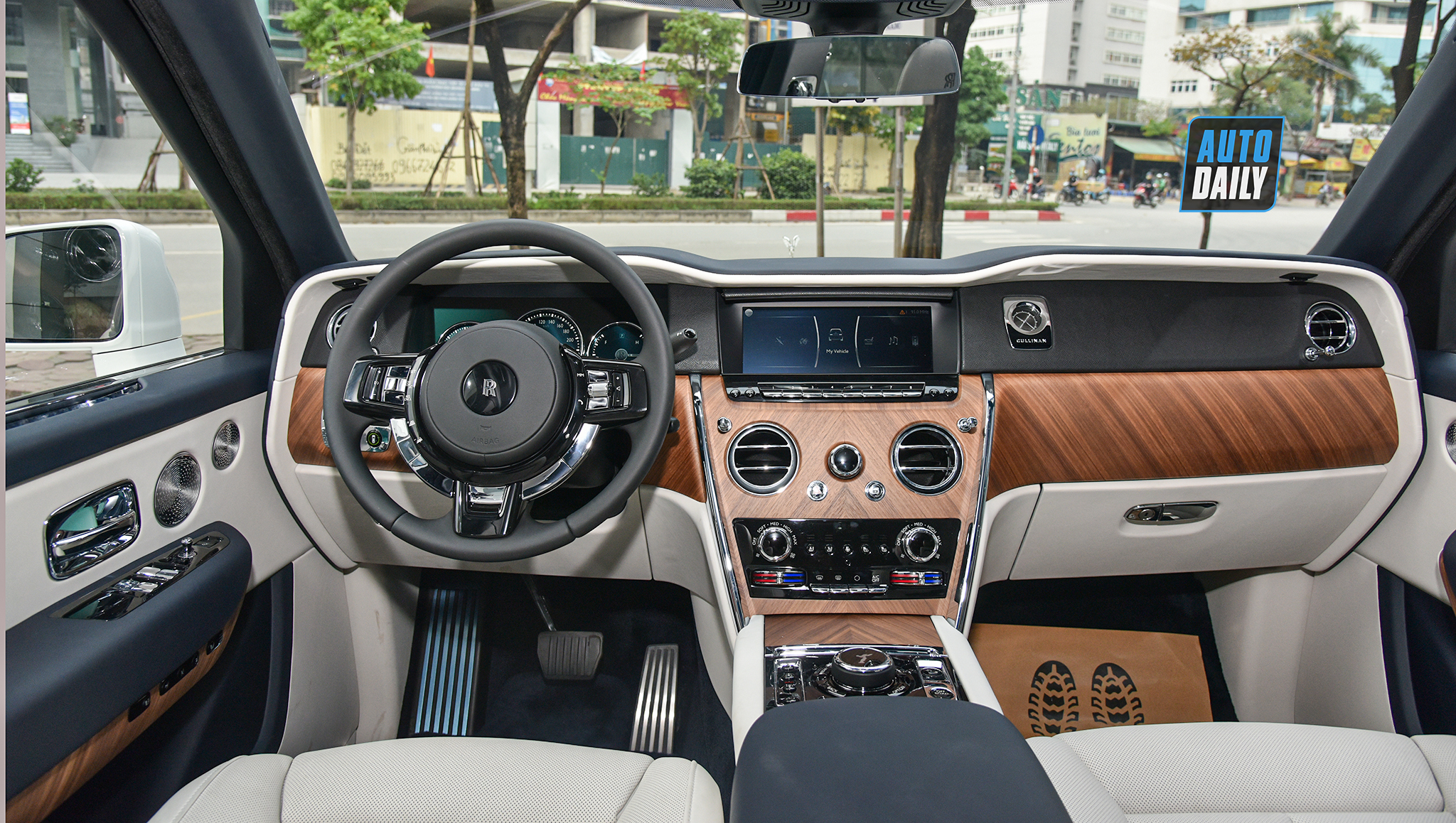 Rolls-Royce Cullinan và dàn xe hoa hoành tráng trong đám cưới tại Hà Nội r37.jpg