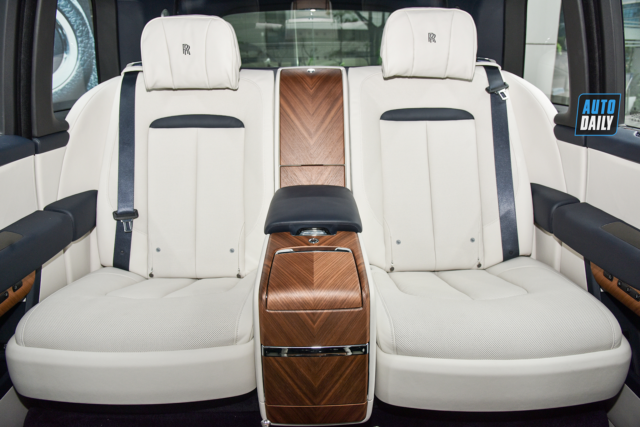 Rolls-Royce Cullinan và dàn xe hoa hoành tráng trong đám cưới tại Hà Nội r53.jpg