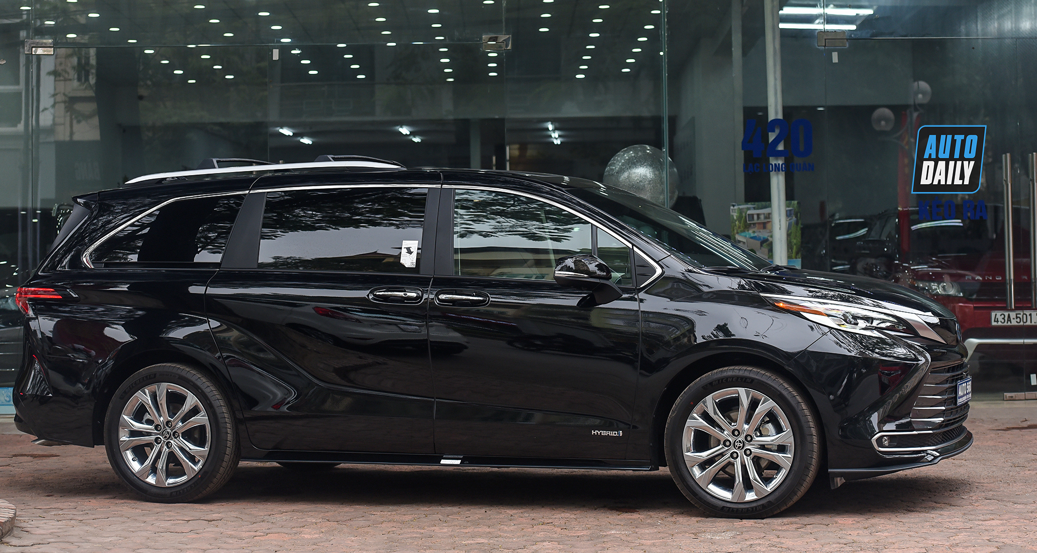 Ảnh chi tiết Toyota Sienna 2021 giá hơn 4 tỷ tại Việt Nam 11.jpg