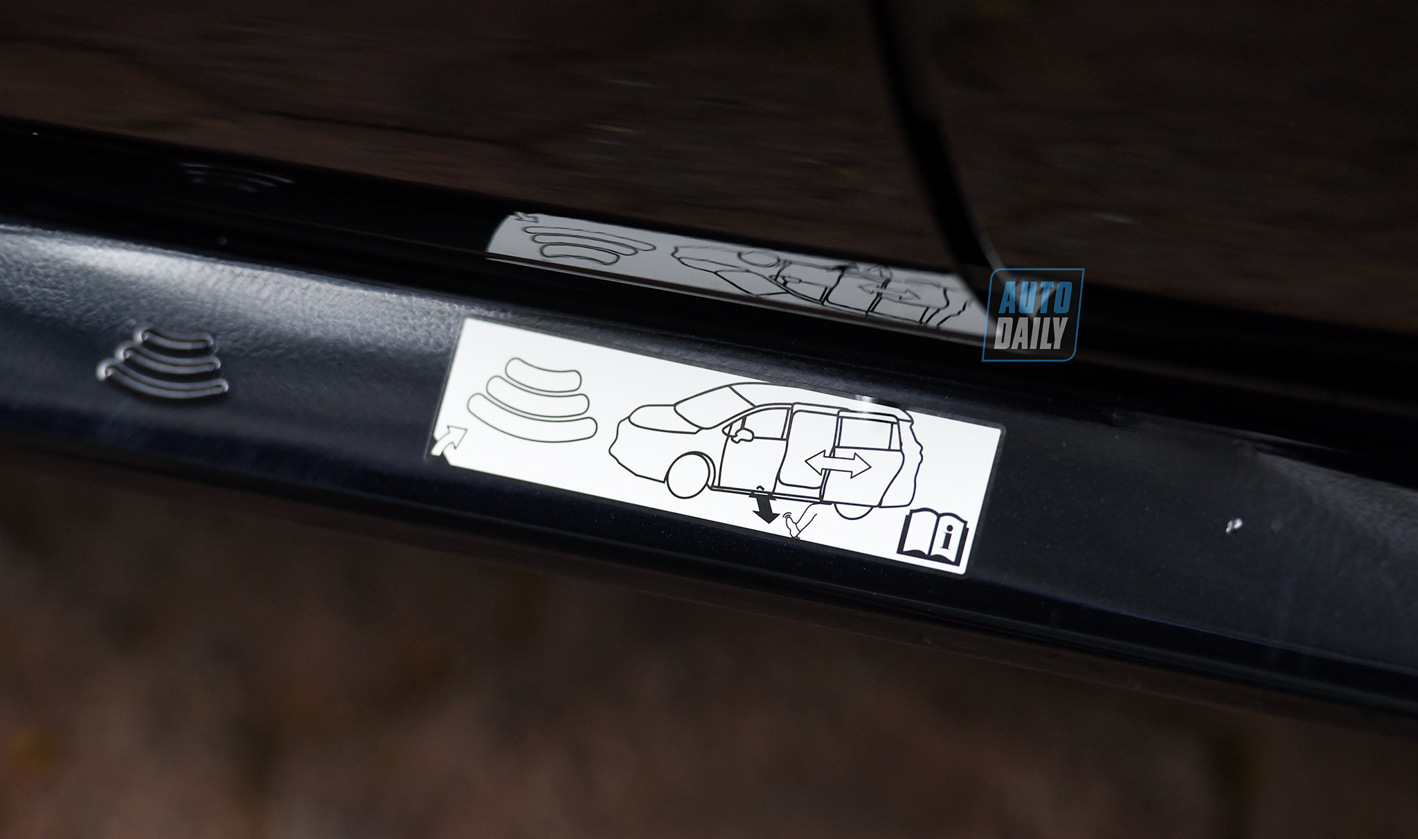 Ảnh chi tiết Toyota Sienna 2021 giá hơn 4 tỷ tại Việt Nam 13.jpg