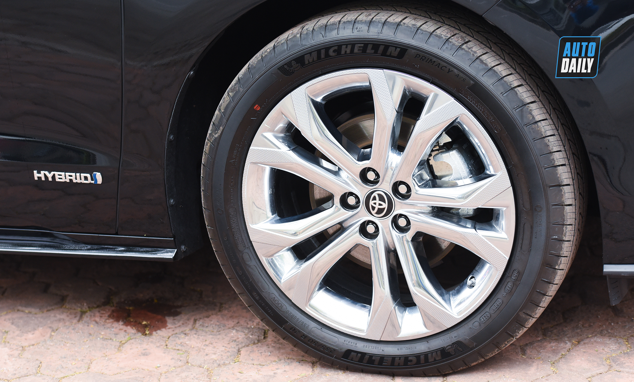 Ảnh chi tiết Toyota Sienna 2021 giá hơn 4 tỷ tại Việt Nam 15.jpg