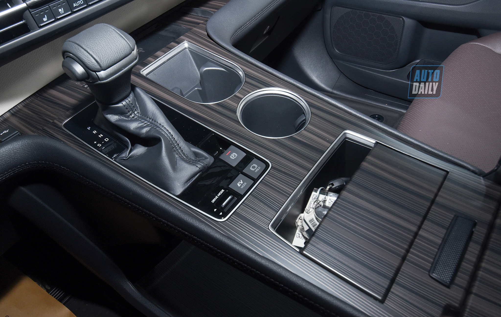 Ảnh chi tiết Toyota Sienna 2021 giá hơn 4 tỷ tại Việt Nam 20.jpg