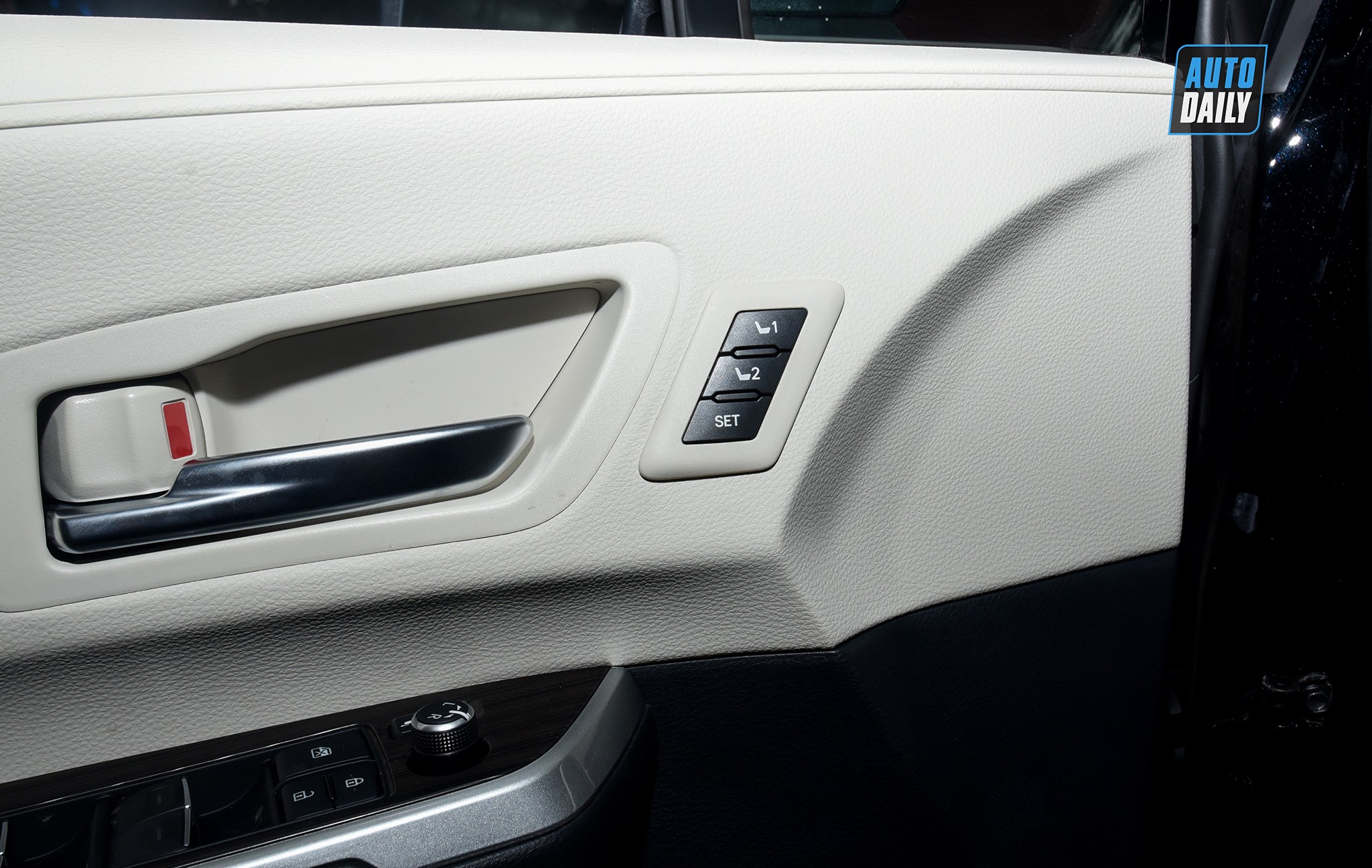 Ảnh chi tiết Toyota Sienna 2021 giá hơn 4 tỷ tại Việt Nam 21.jpg