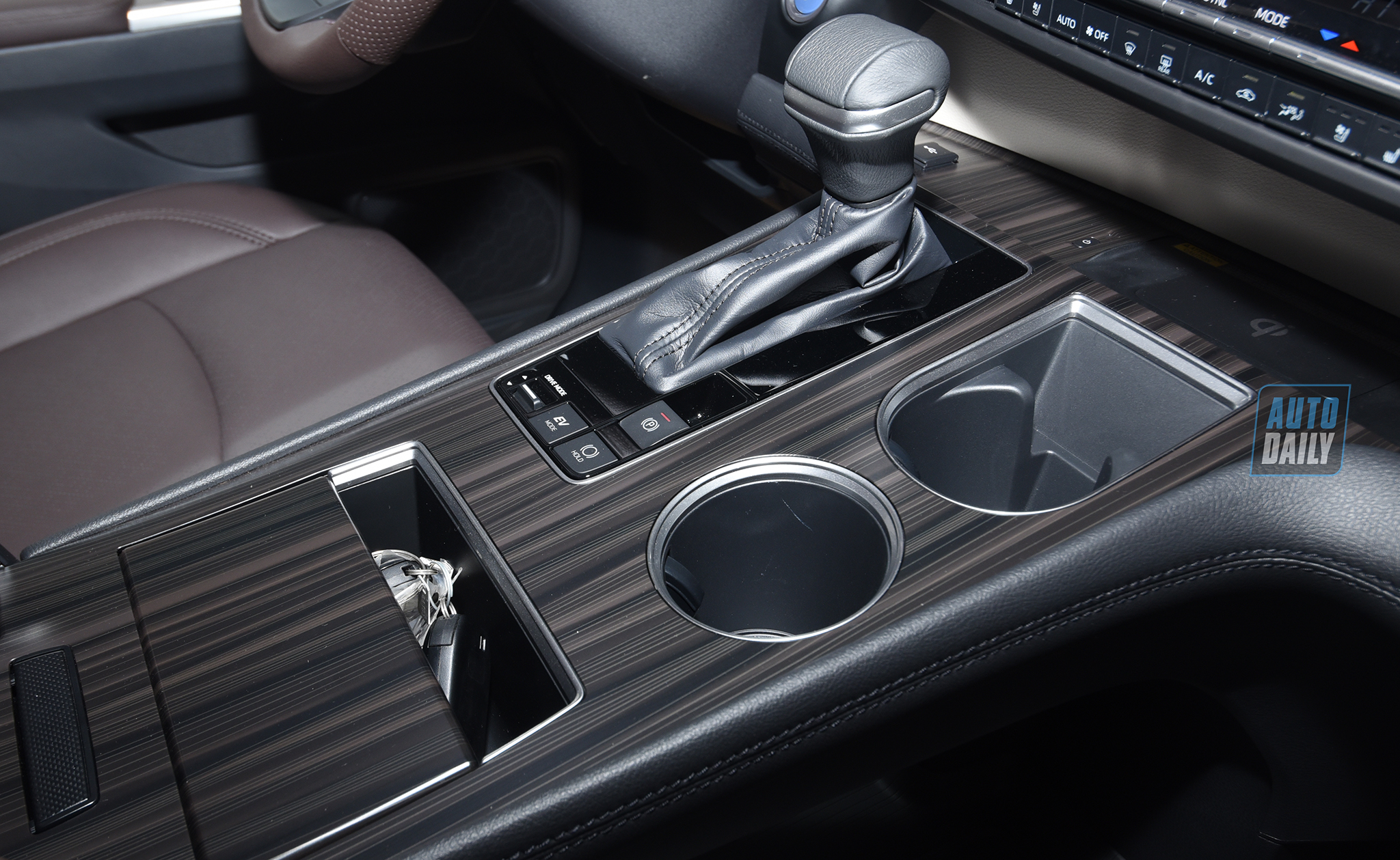 Ảnh chi tiết Toyota Sienna 2021 giá hơn 4 tỷ tại Việt Nam 23.jpg