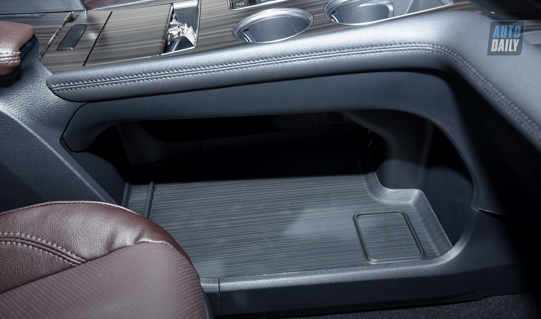 Ảnh chi tiết Toyota Sienna 2021 giá hơn 4 tỷ tại Việt Nam 24.jpg