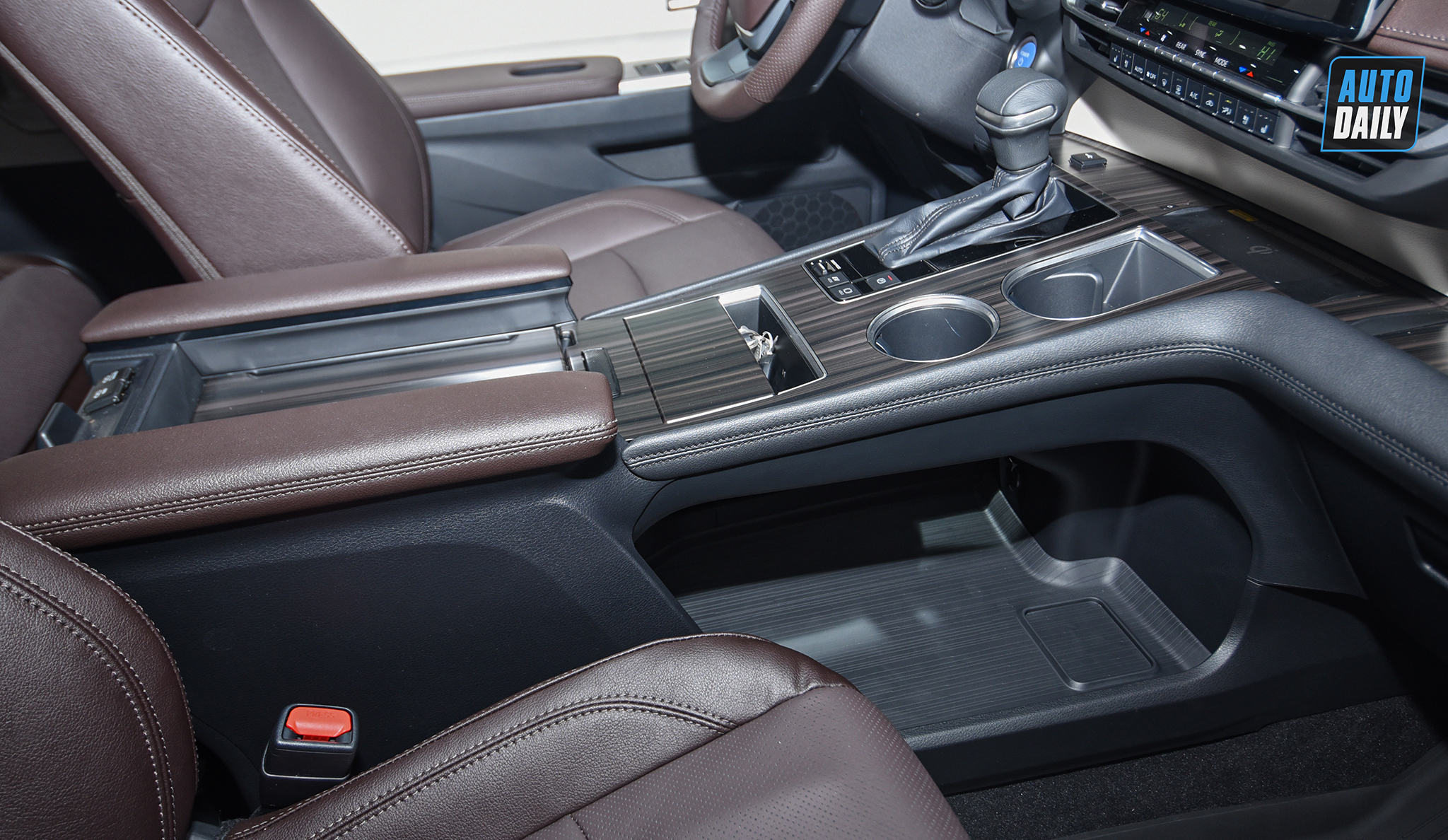 Ảnh chi tiết Toyota Sienna 2021 giá hơn 4 tỷ tại Việt Nam 25.jpg