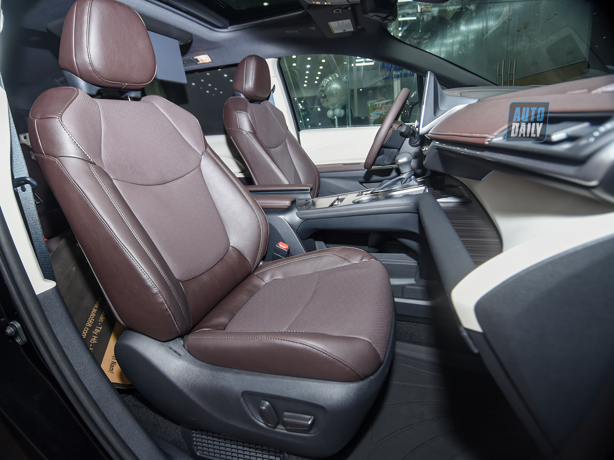 Ảnh chi tiết Toyota Sienna 2021 giá hơn 4 tỷ tại Việt Nam 26.jpg