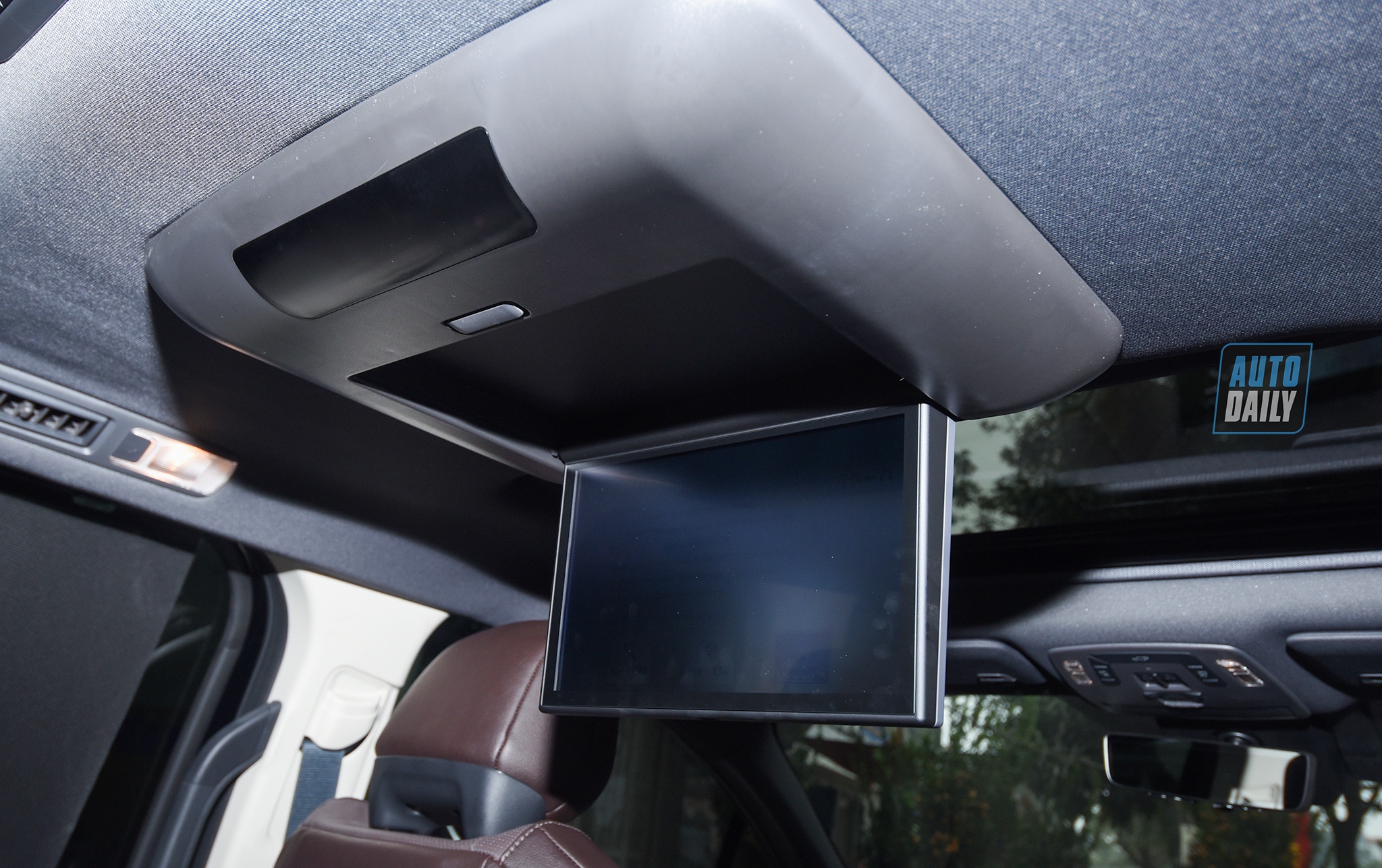 Ảnh chi tiết Toyota Sienna 2021 giá hơn 4 tỷ tại Việt Nam 28.jpg