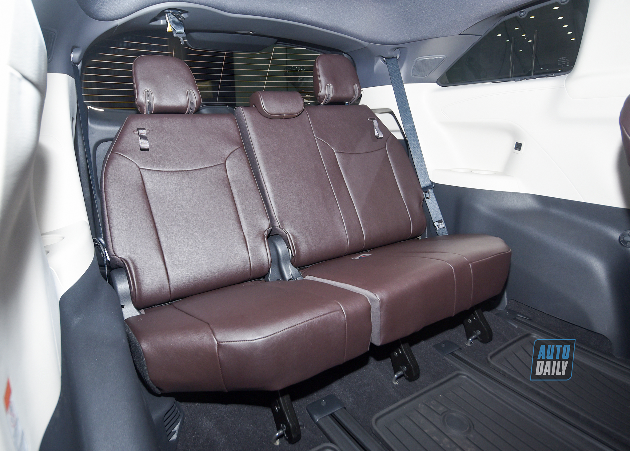 Ảnh chi tiết Toyota Sienna 2021 giá hơn 4 tỷ tại Việt Nam 29.jpg