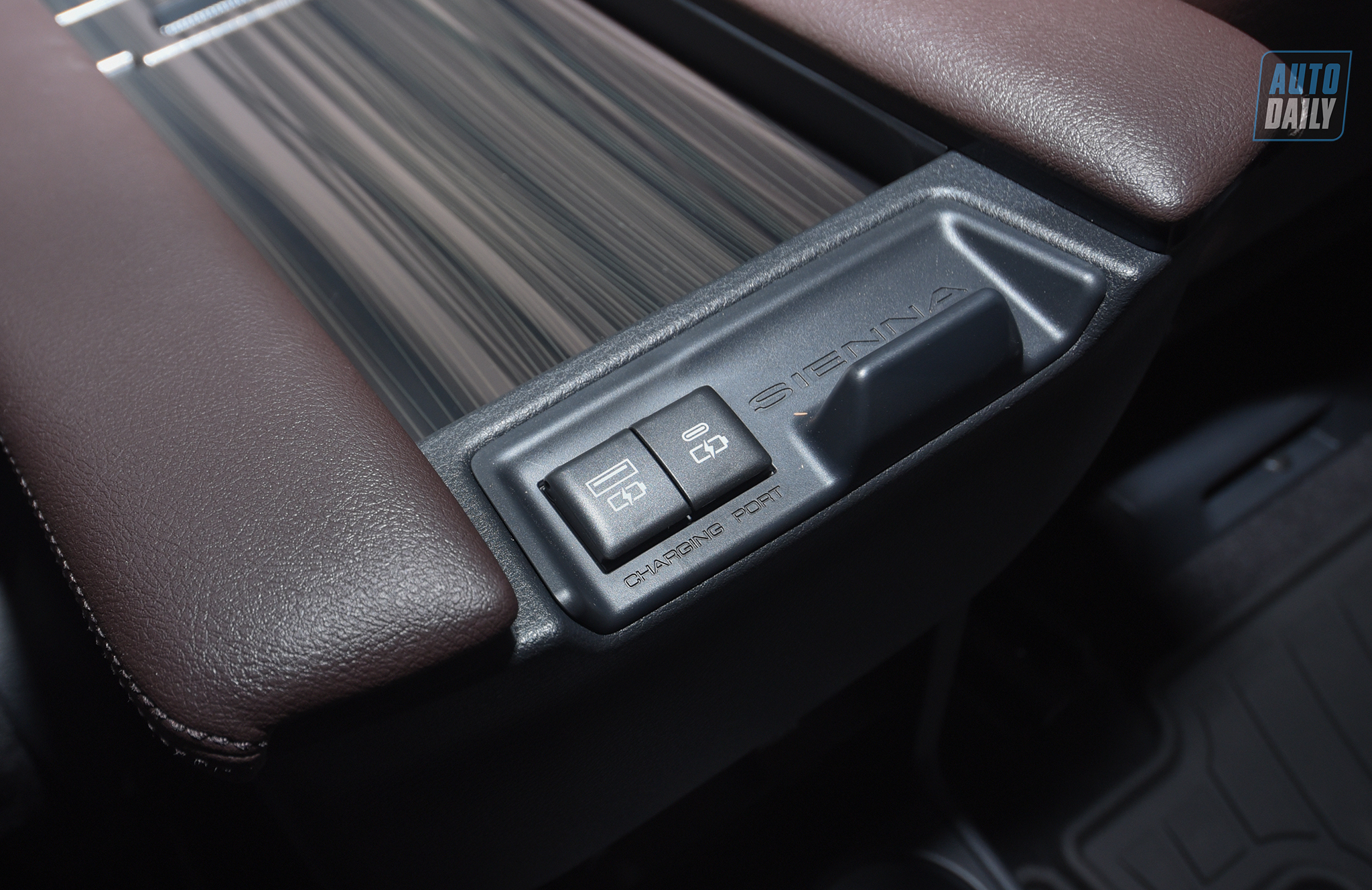 Ảnh chi tiết Toyota Sienna 2021 giá hơn 4 tỷ tại Việt Nam 30.jpg