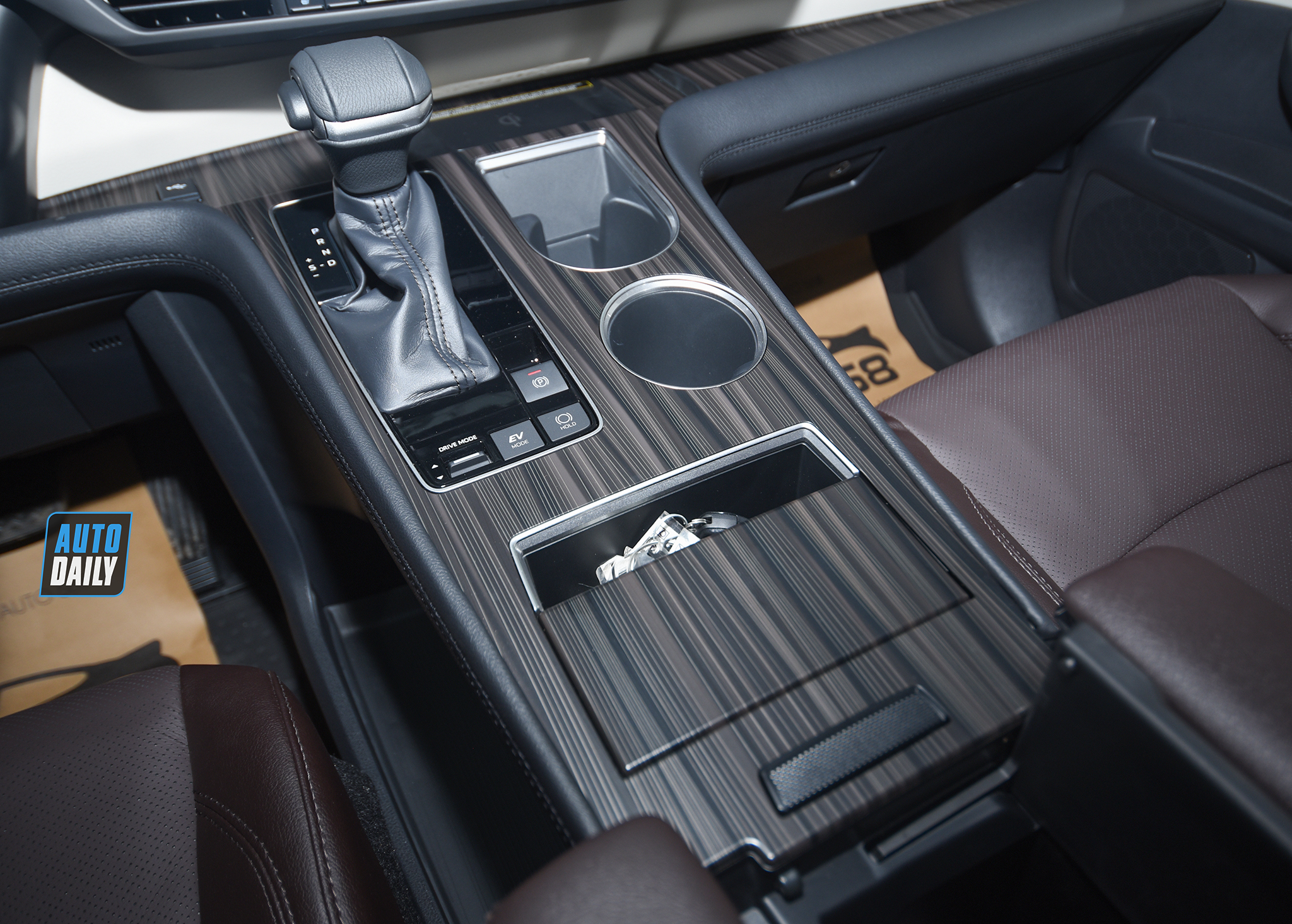 Ảnh chi tiết Toyota Sienna 2021 giá hơn 4 tỷ tại Việt Nam 34.jpg