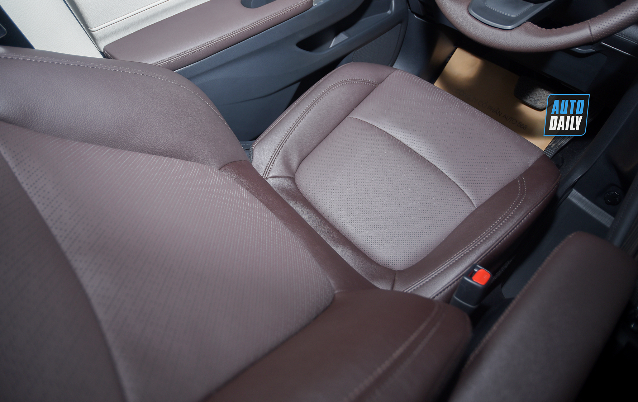 Ảnh chi tiết Toyota Sienna 2021 giá hơn 4 tỷ tại Việt Nam 35.jpg