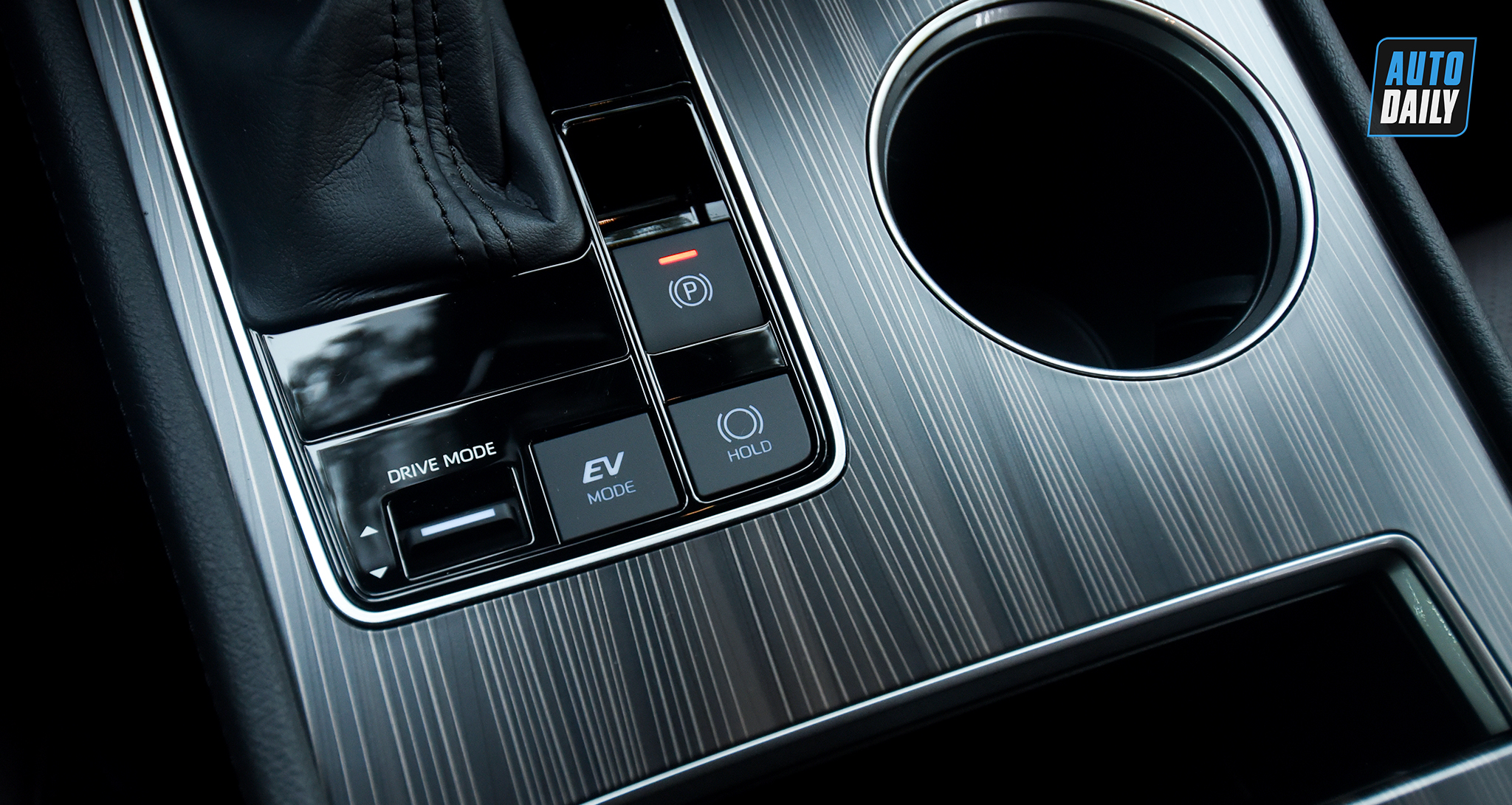 Ảnh chi tiết Toyota Sienna 2021 giá hơn 4 tỷ tại Việt Nam 36.jpg