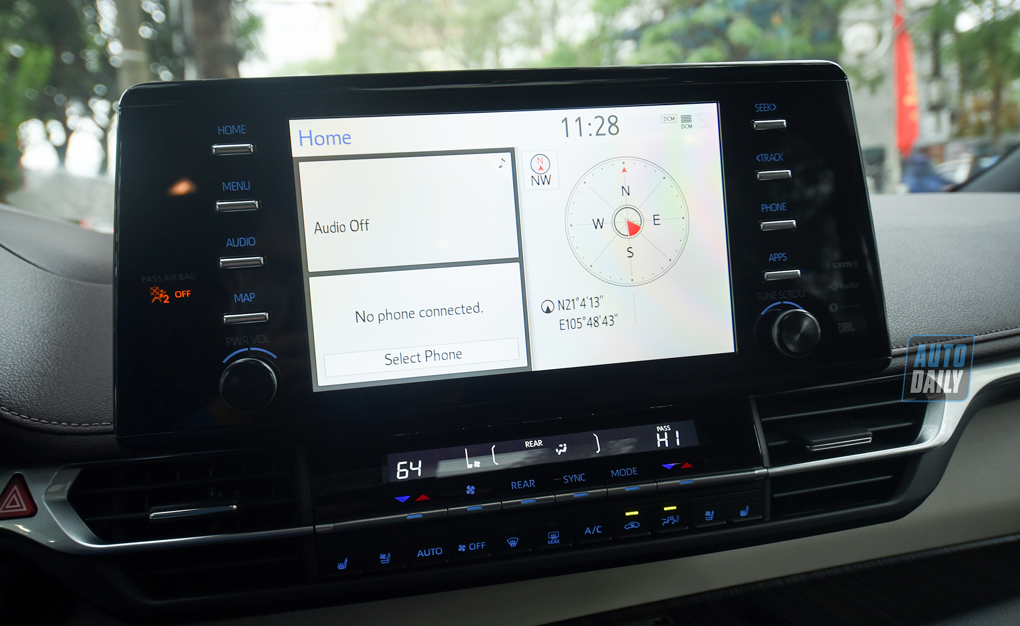 Ảnh chi tiết Toyota Sienna 2021 giá hơn 4 tỷ tại Việt Nam 4.jpg