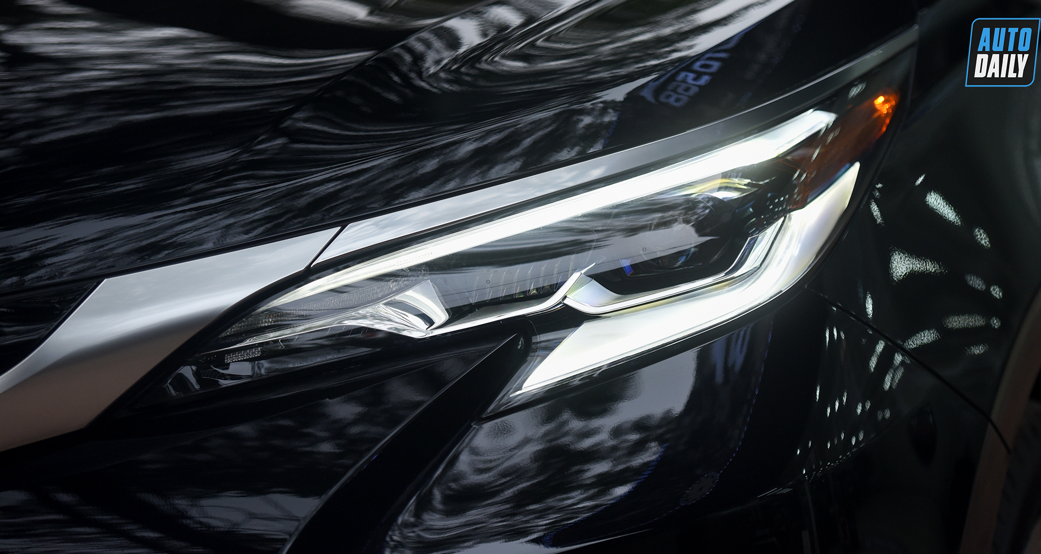 Ảnh chi tiết Toyota Sienna 2021 giá hơn 4 tỷ tại Việt Nam 5.jpg