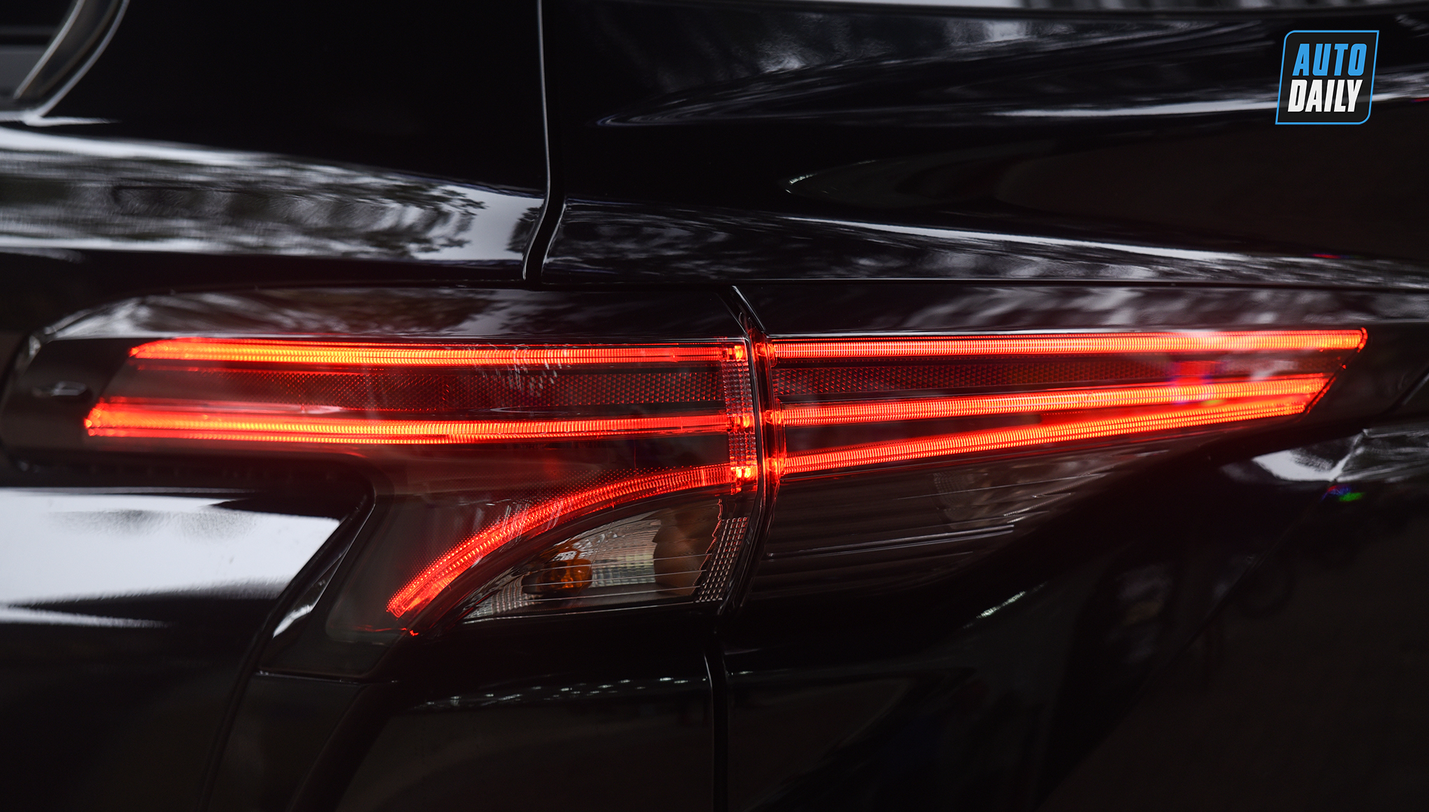 Ảnh chi tiết Toyota Sienna 2021 giá hơn 4 tỷ tại Việt Nam 6.jpg